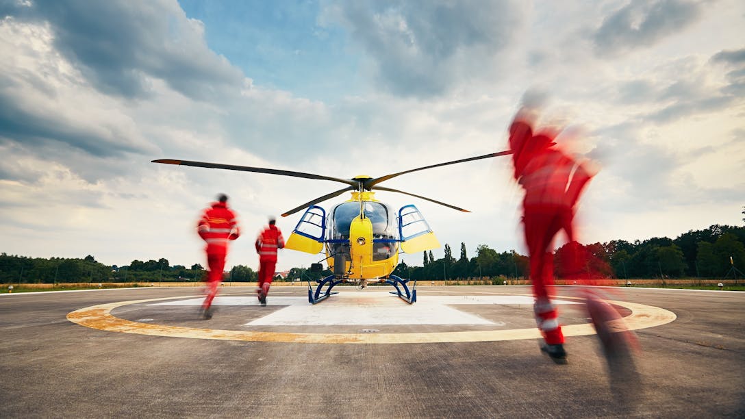 Hubschrauber und Feuerwehr bereit zum Einsatz auf einer Landebahn