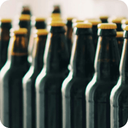 Photo de bouteilles de bières - par Adam Wilson sur Unsplash