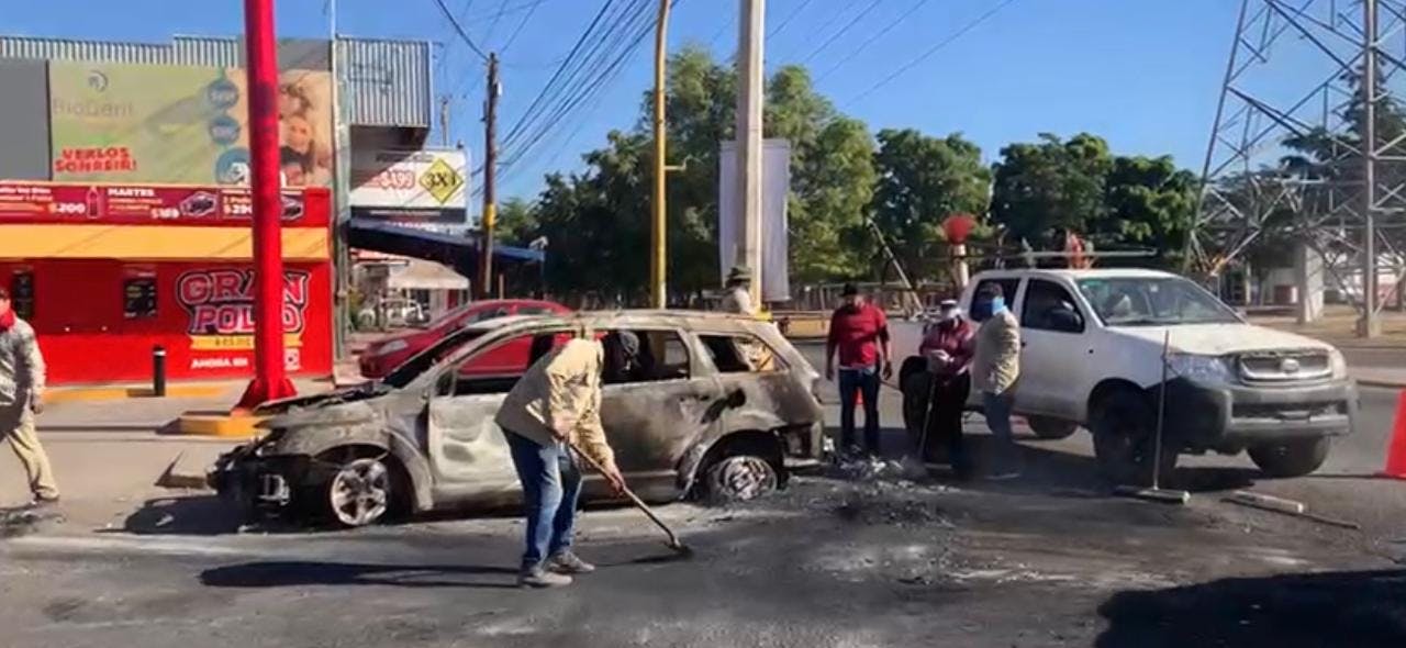 Trabajadores realizando limpieza la mañana del 6 de enero de 2023 tras el segundo "Culiacánazo".