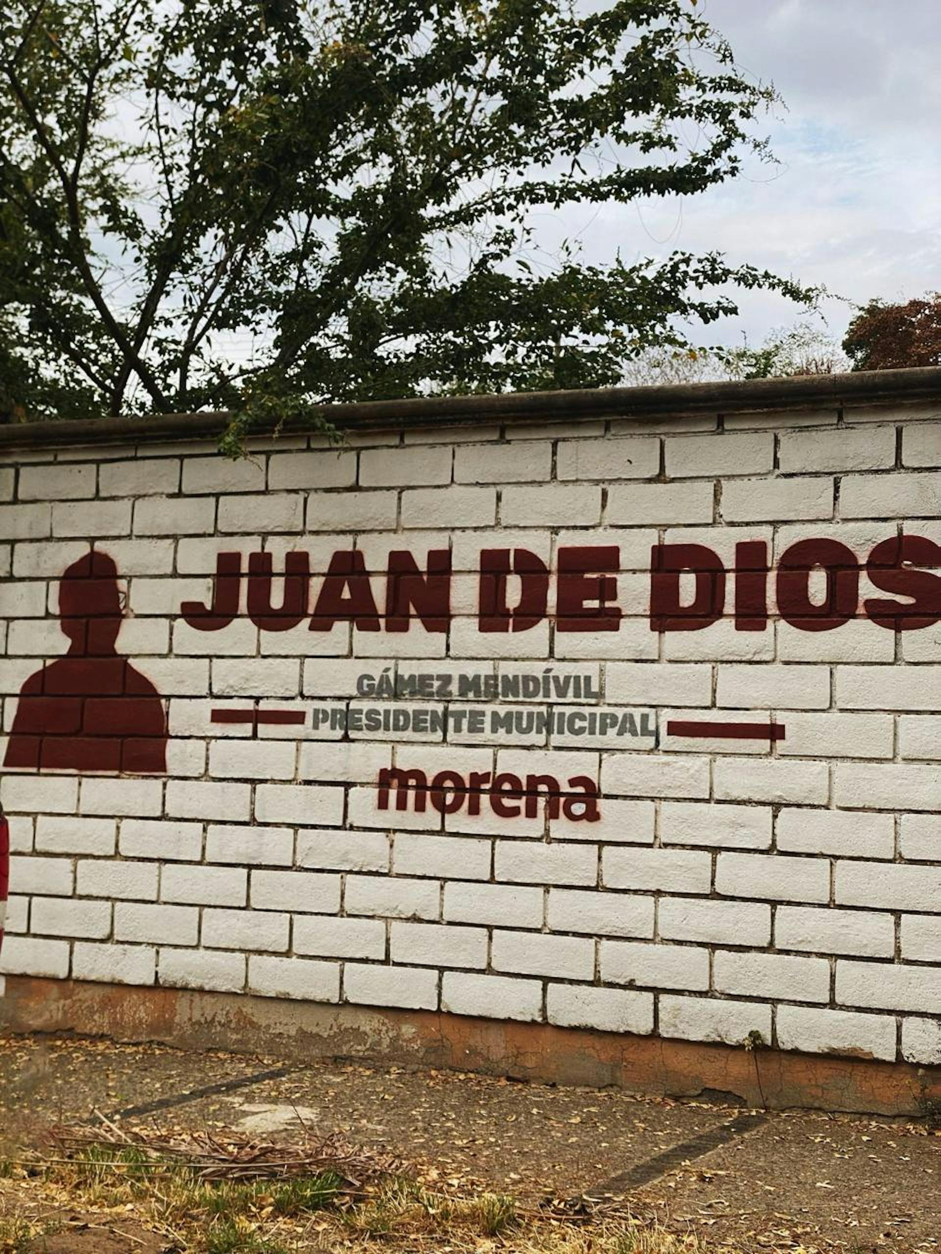 Imagen de una sombra, o de una persona sin sombra. Foto Alfredo Juárez.