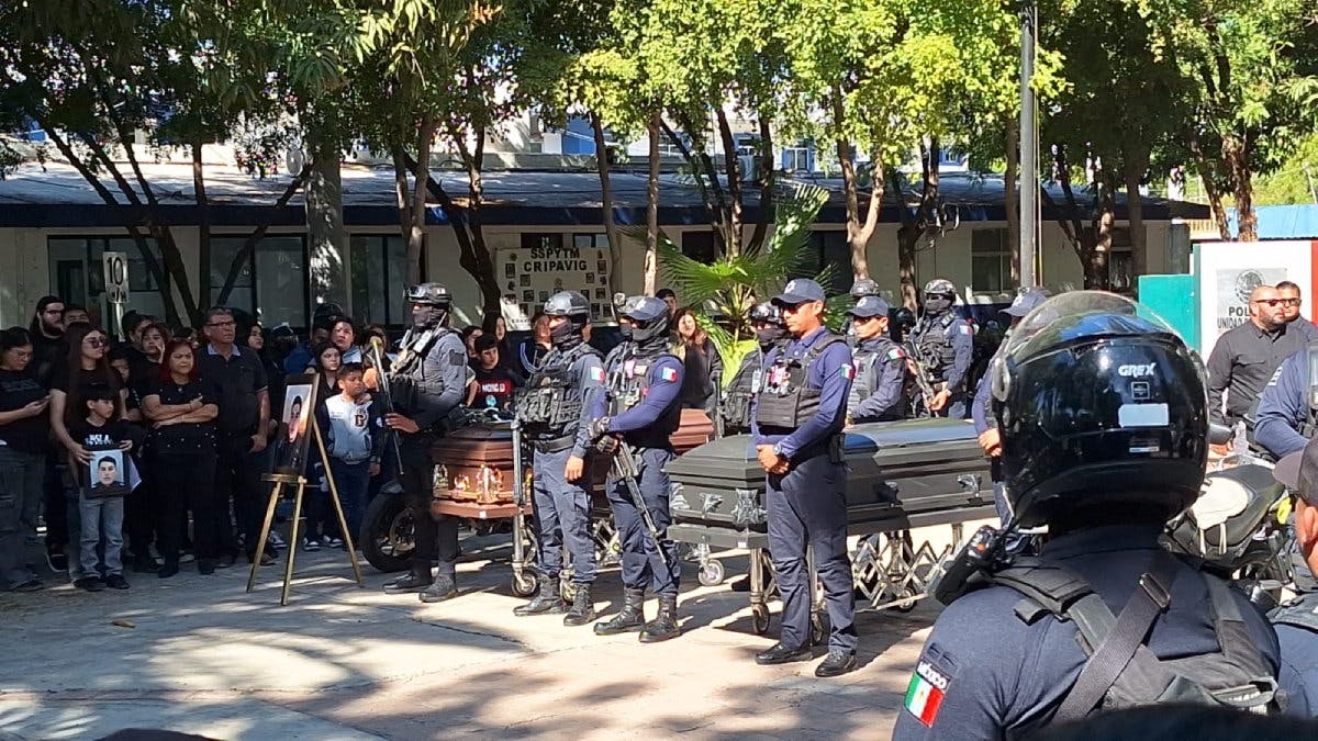 Agentes durante homenaje a policías caídos. Foto Los Noticieristas.