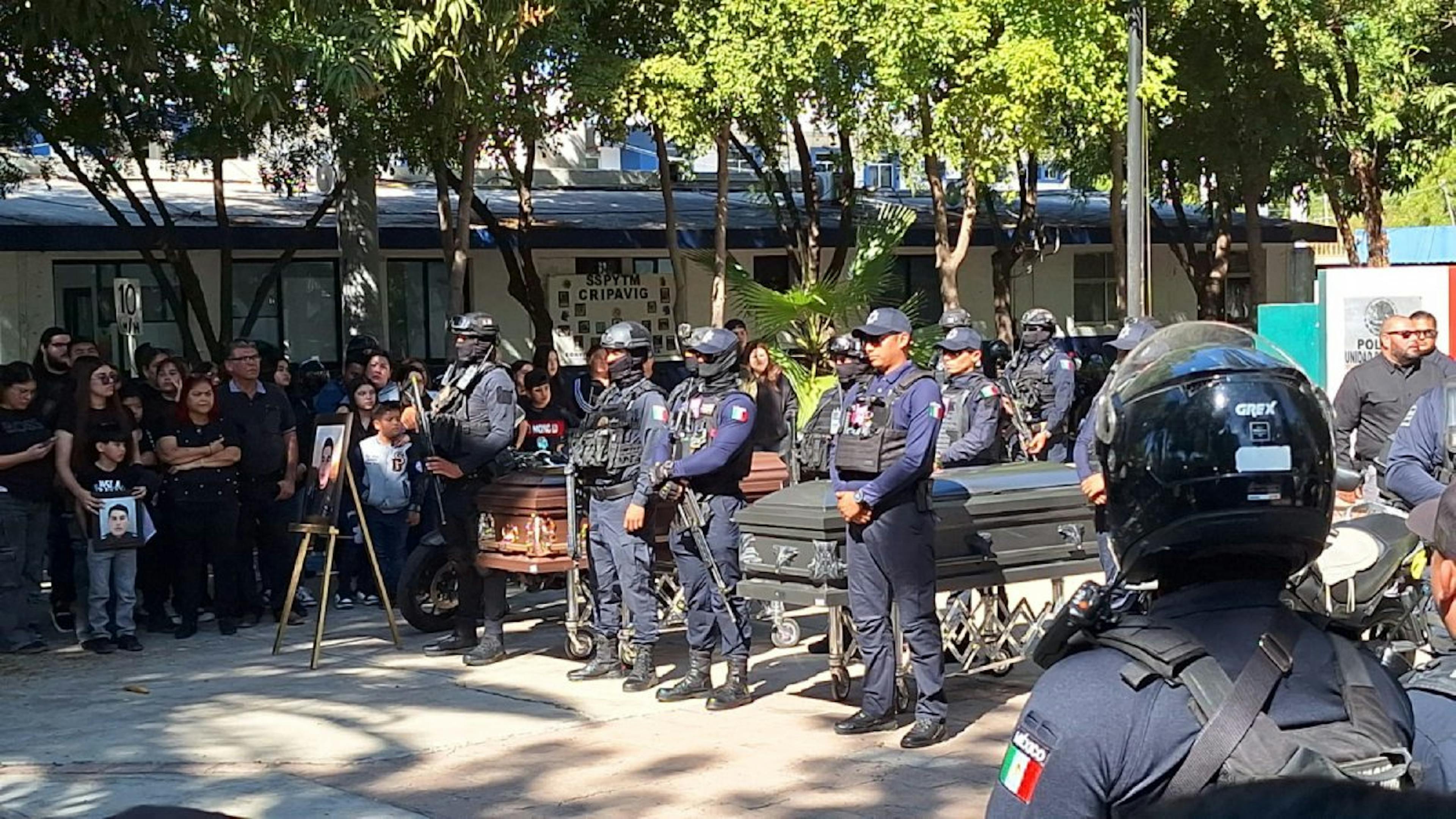 Agentes durante homenaje a policías caídos. Foto Los Noticieristas.