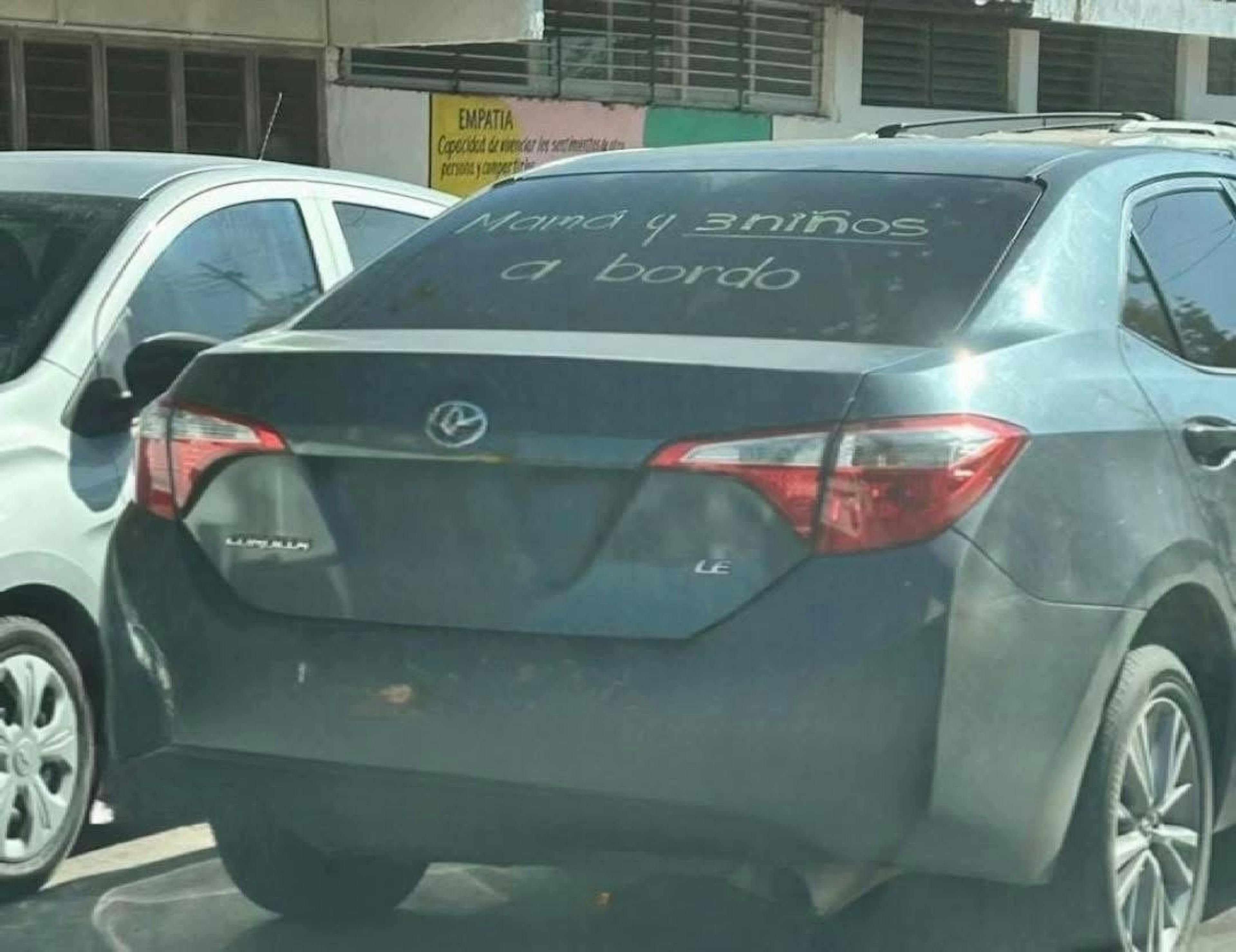 Un vehículo pidiendo que no disparen. Foto Especial.