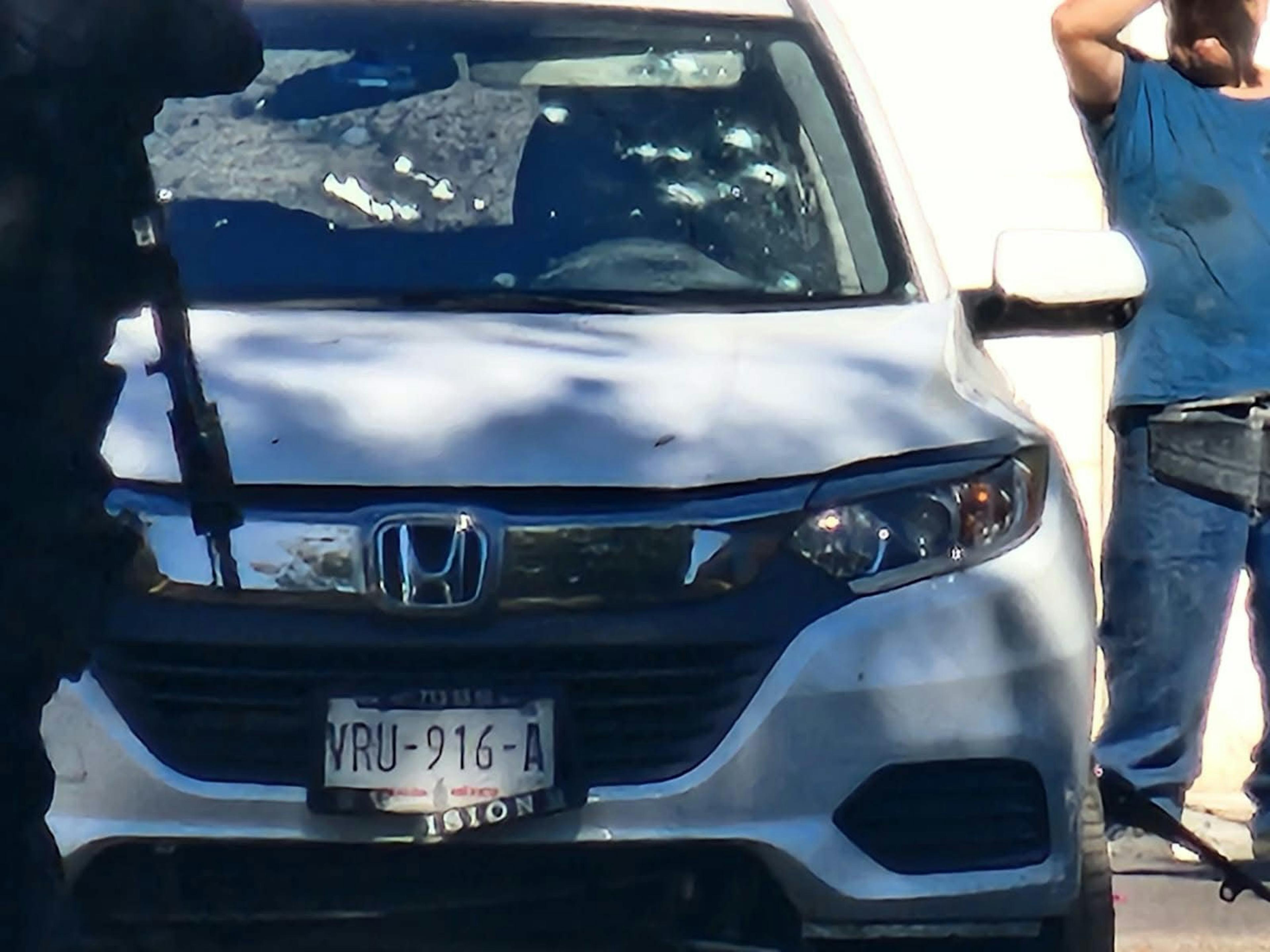 Un auto baleado en la ciudad después de un enfrentamiento. Foto Especial.