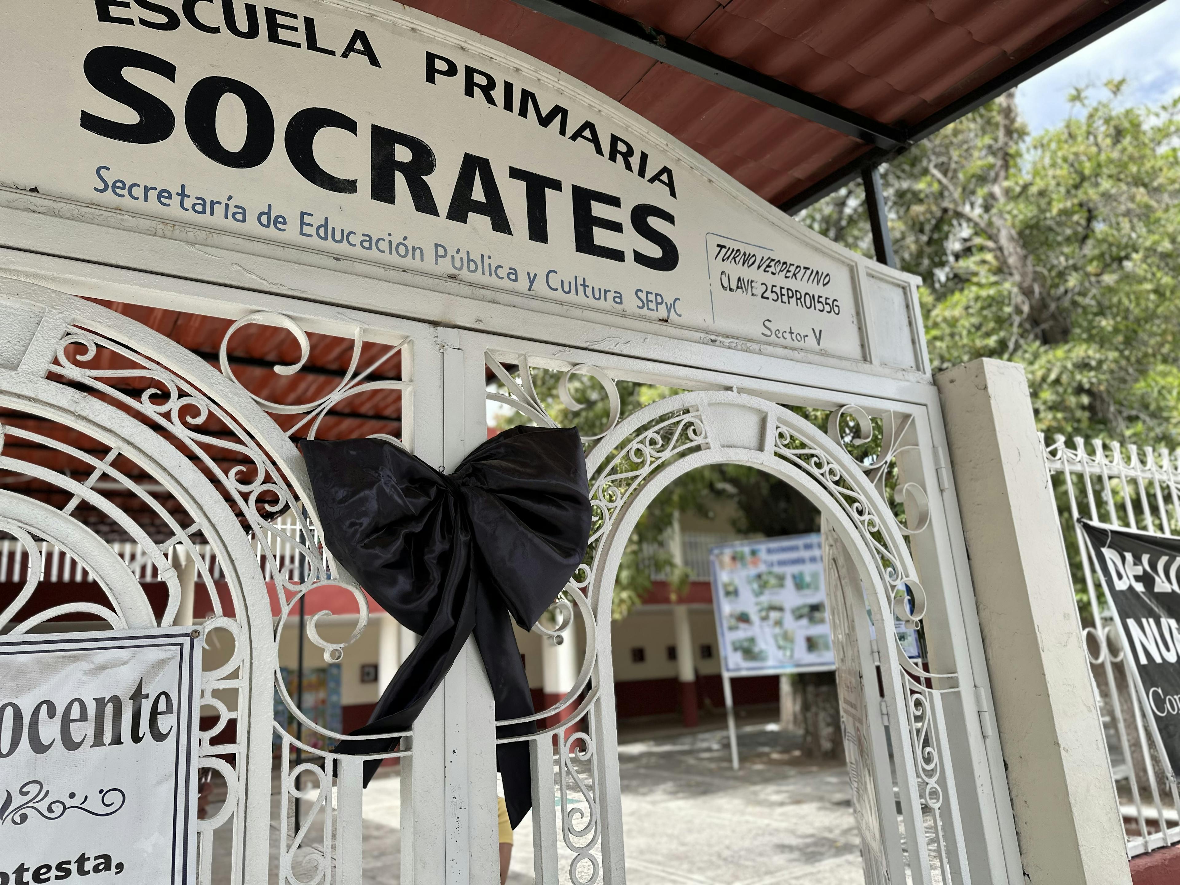 La primaria Sócrates con su doloroso luto. Foto Par de Tercos.