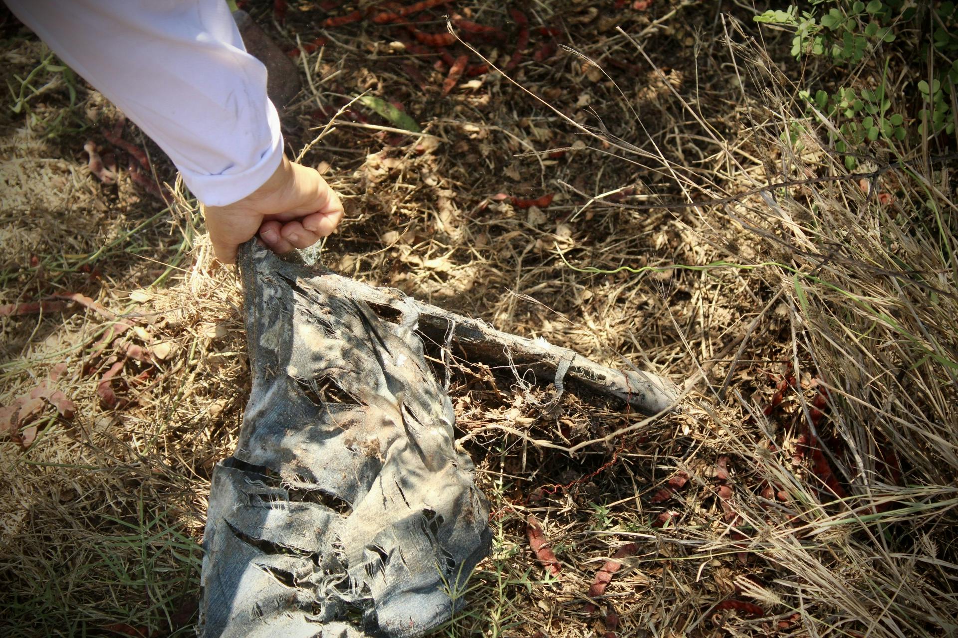 Harapos que antes fueron unos jeans.