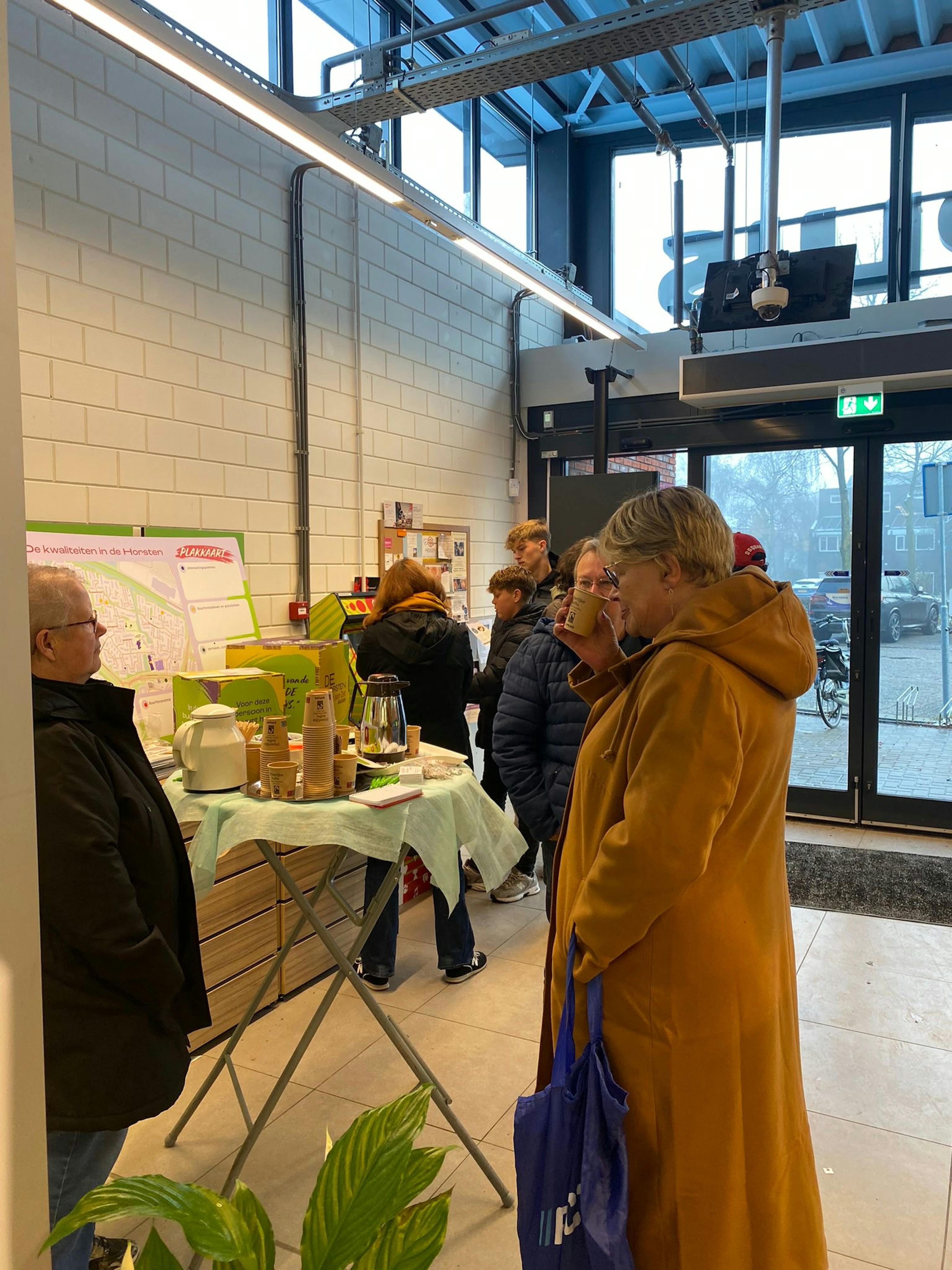Mensen aan de praat in de supermarkt