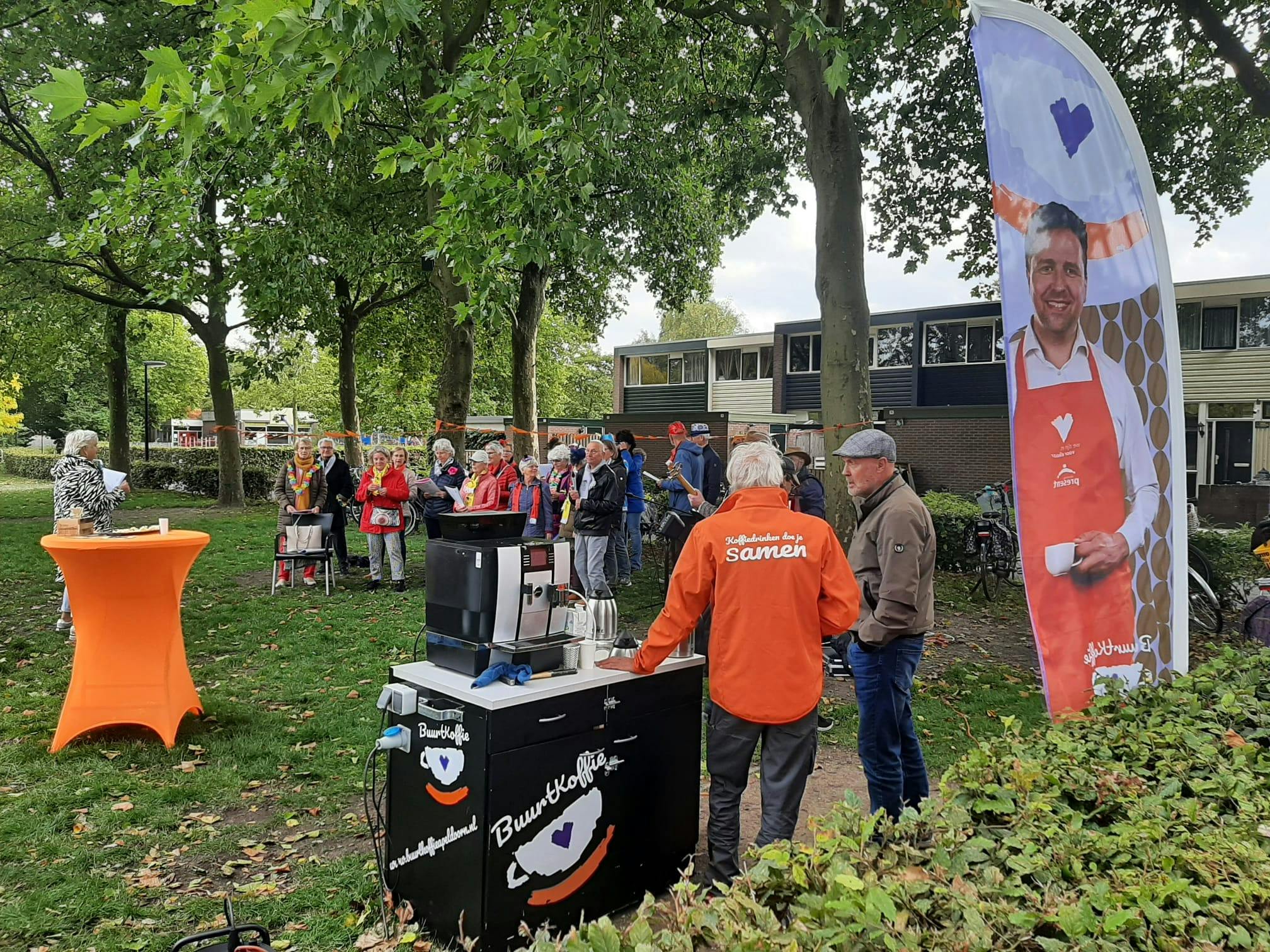groep mensen met de koffiebus.