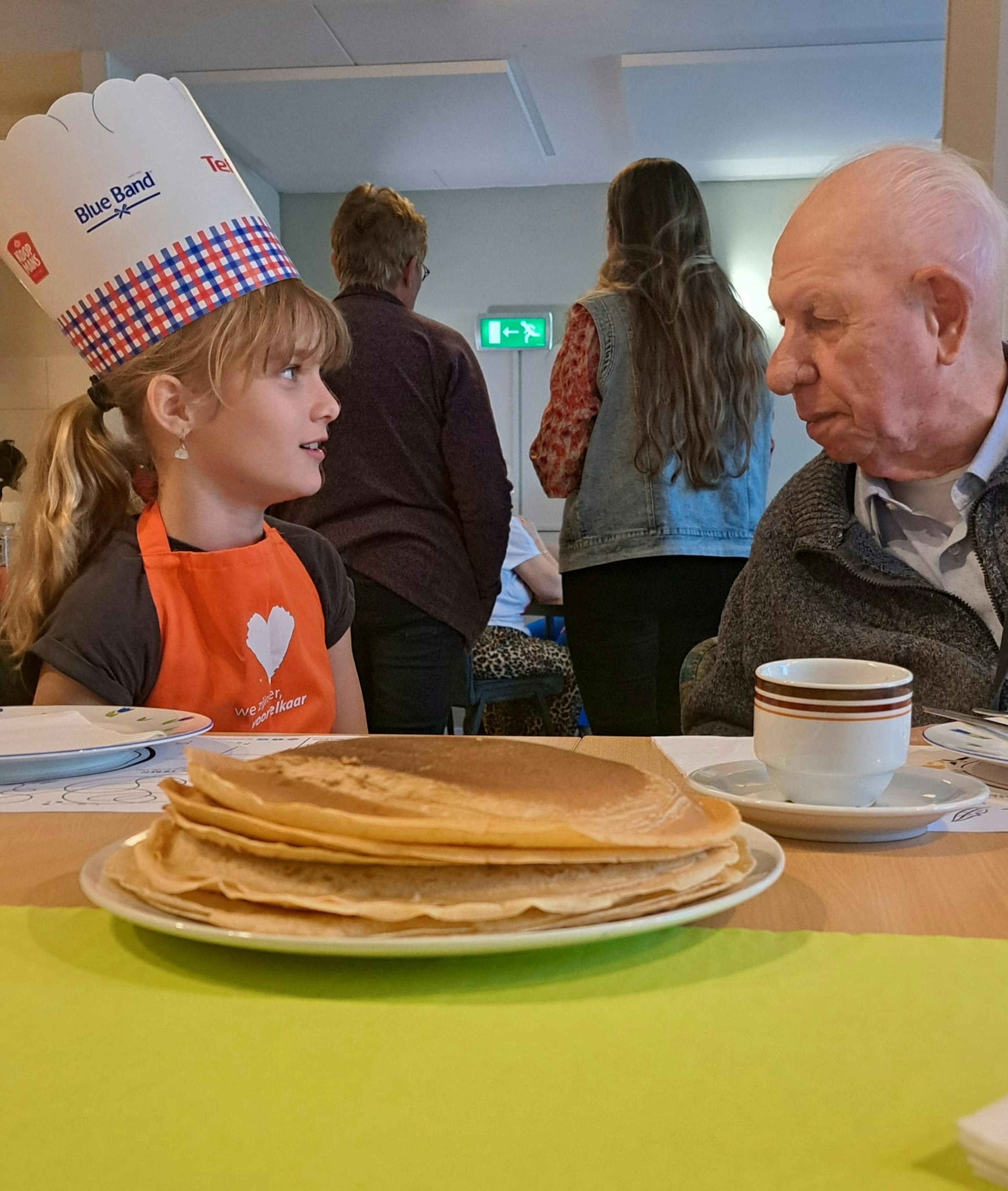 kind en opa eten pannenkoek