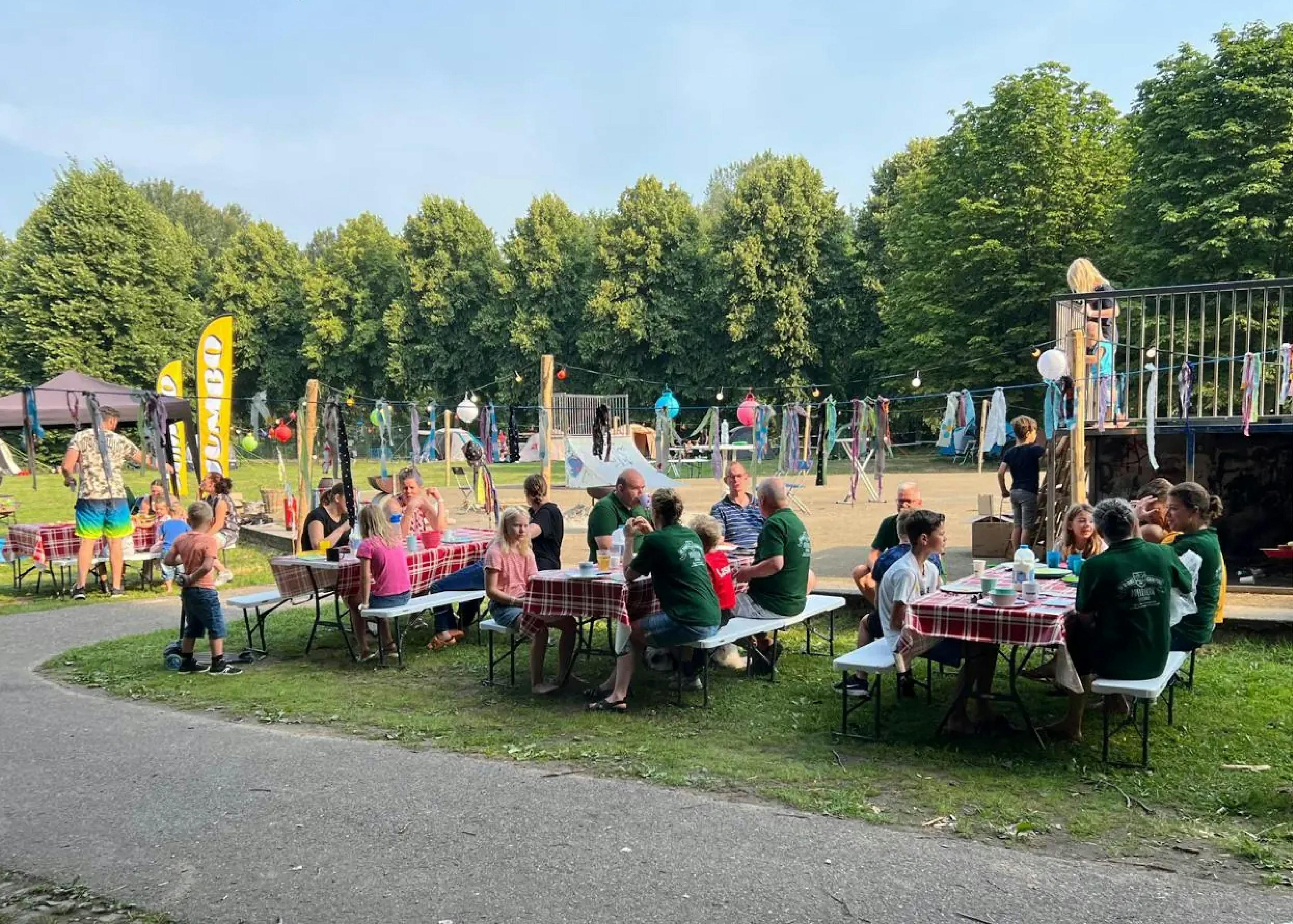 Buurtbewoners aan een picknick tafel