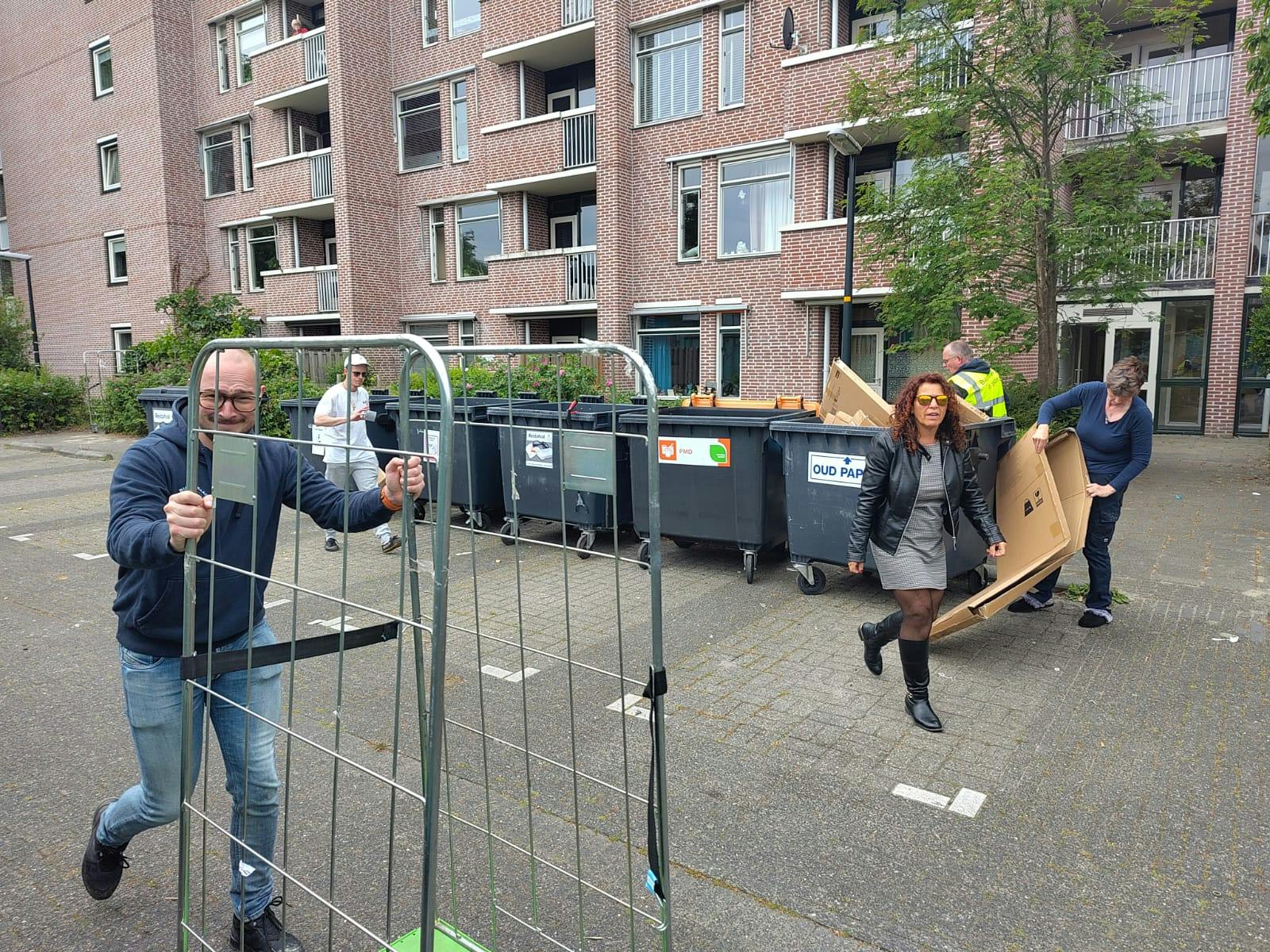 mensen aan het opruimen