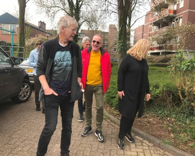 Mensen wandelend door de wijk.