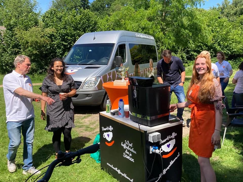 Koffiebus met mensen