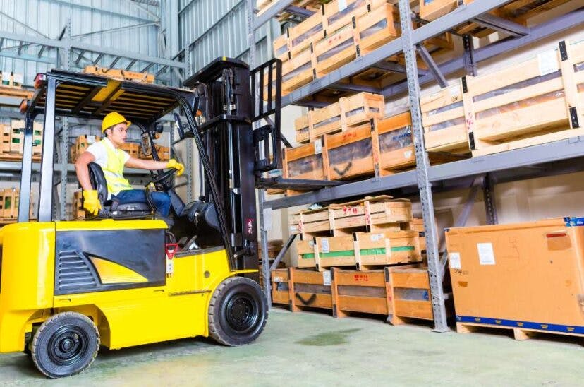 Cómo mantener seguro el uso de montacargas en el almacén