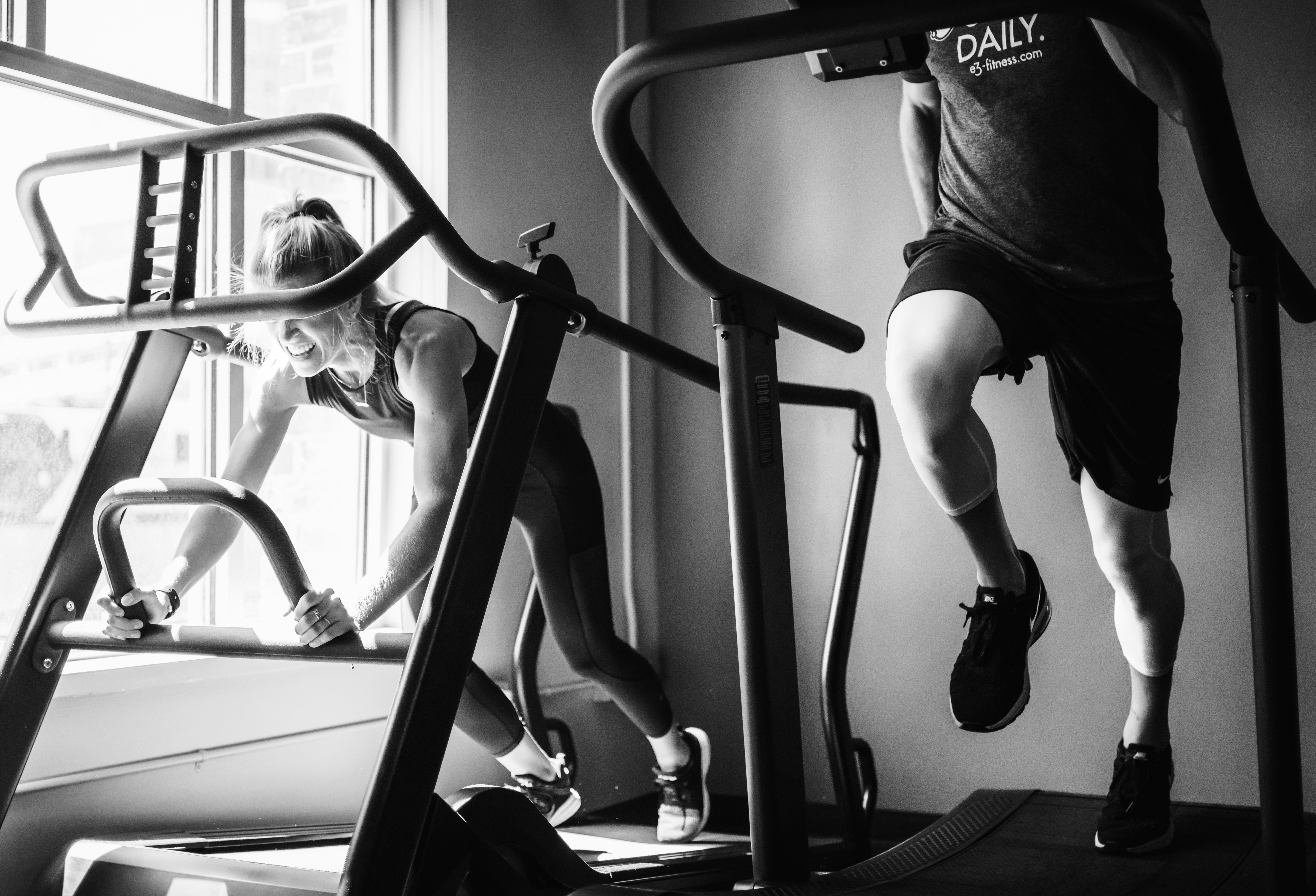 Tvær manneskjur hlaupandi á hlaupabrettum