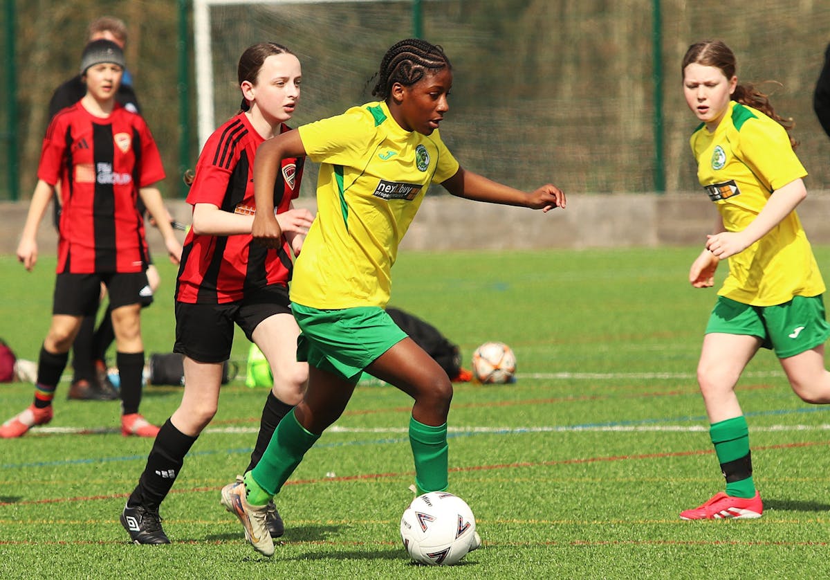 Wallsend player dribbling past opponent