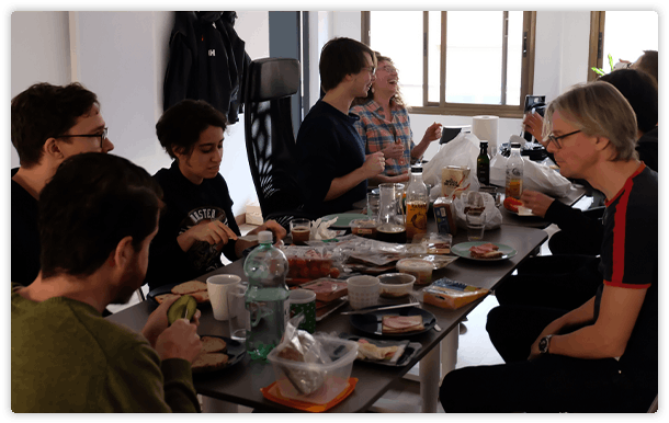Abzoids eating a shared lunch