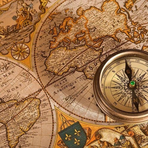 brújula sobre mapa