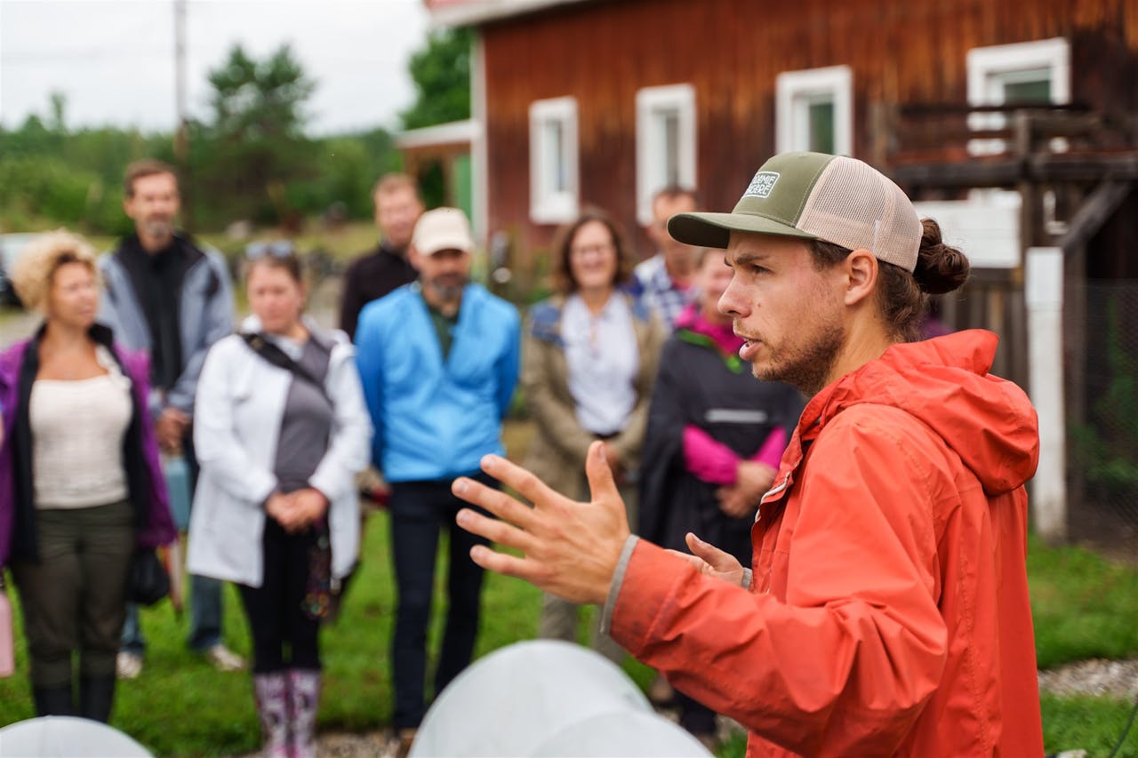 Nous sommes une équipe de jardiniers et formateurs passionnés, avec une conviction : un potager doit nourrir à la fois la terre, les plantes et les humains.