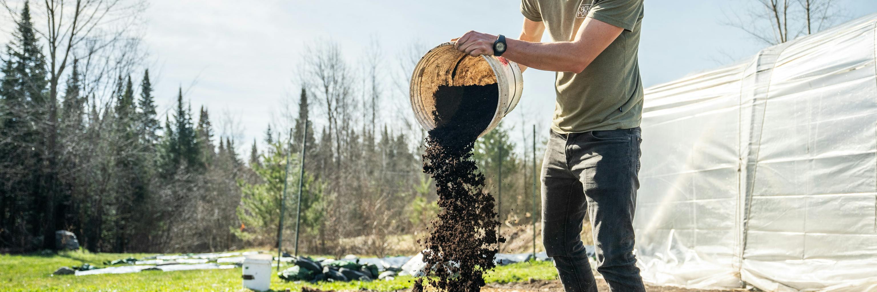 épandre du compost à l'ouverture du potager pour correctement amender le sol