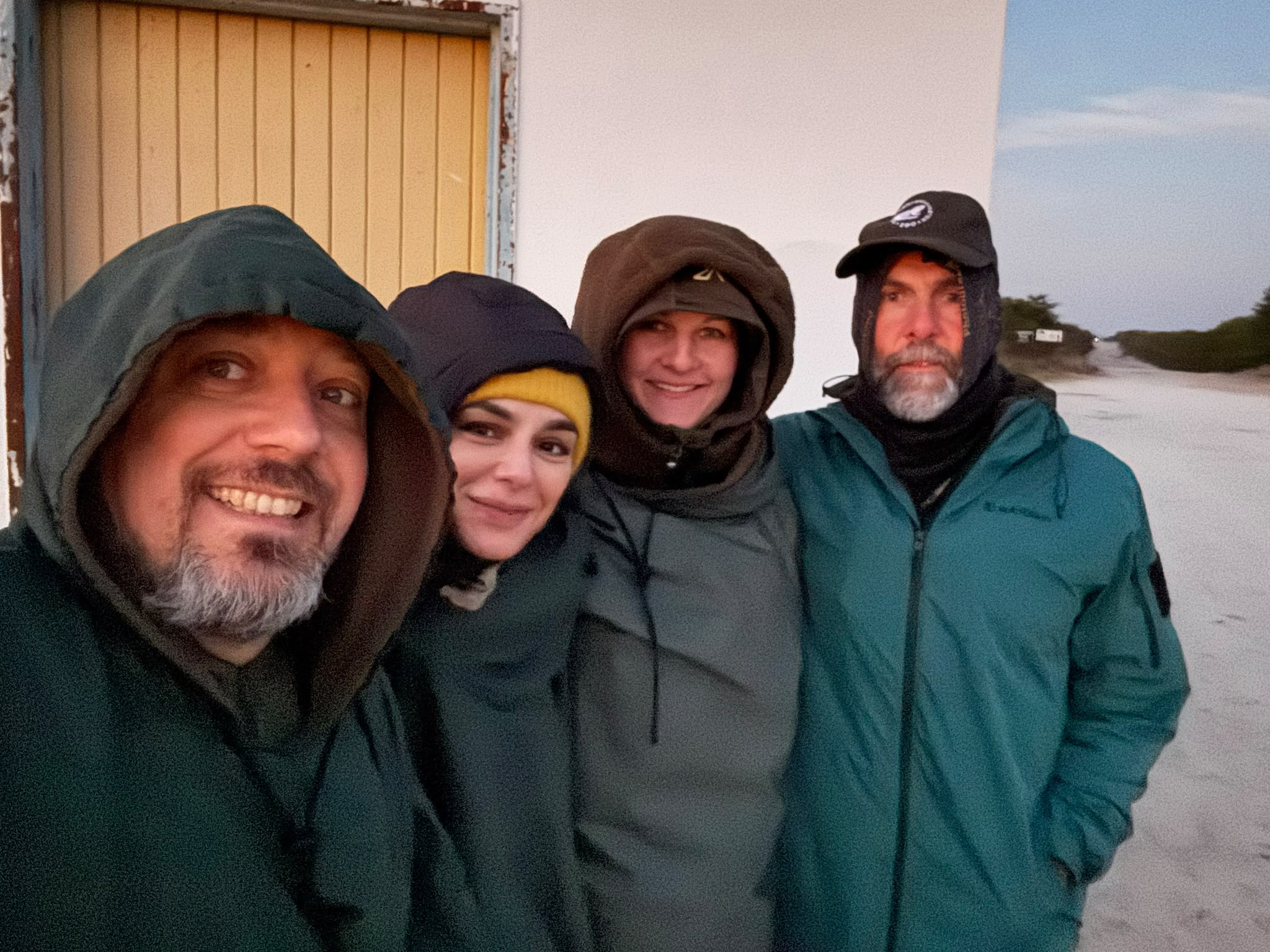 Giulia Polvara - Group photo of volunteers early in the morning