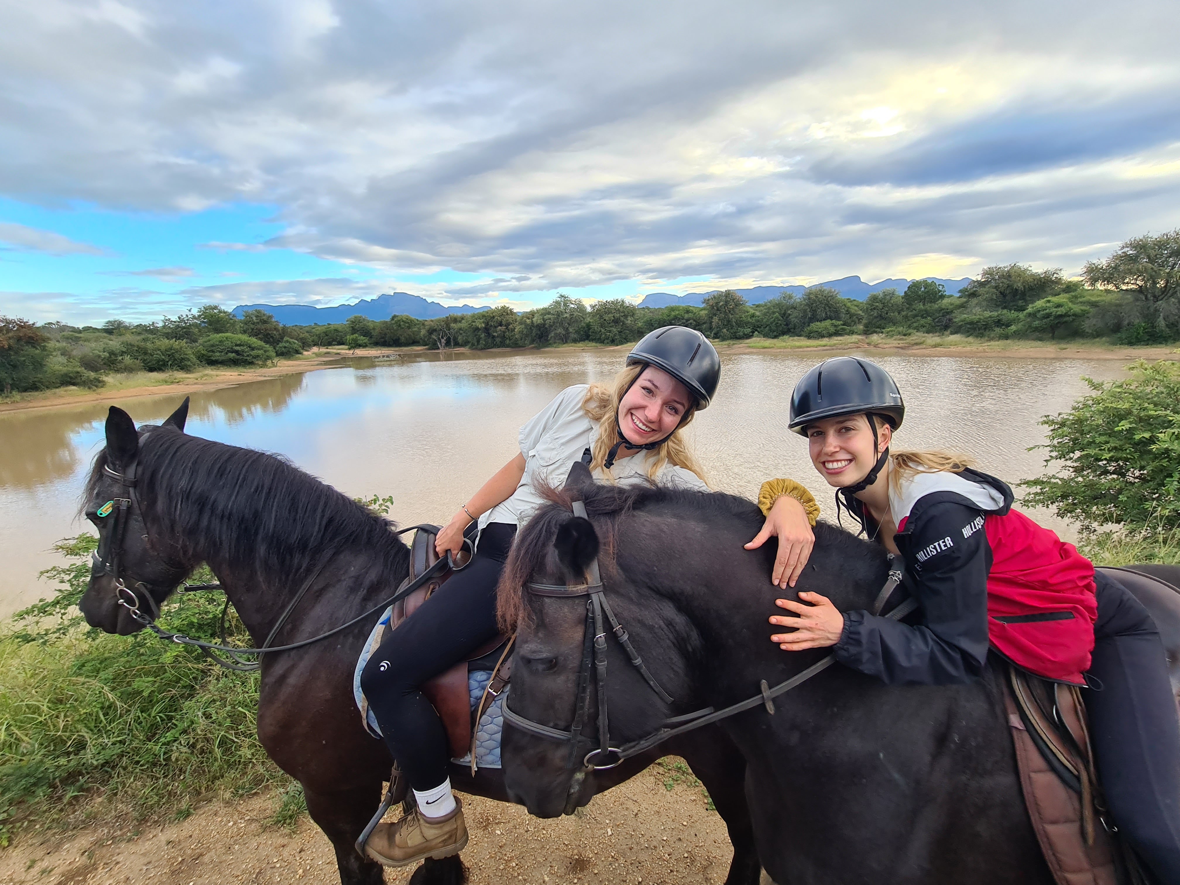 Mira van Duin: horseback group photo