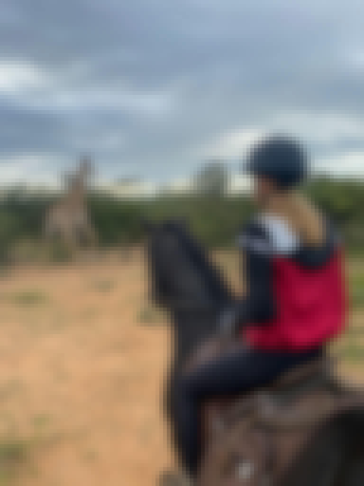 Mira van Duin: horseback viewing giraffe