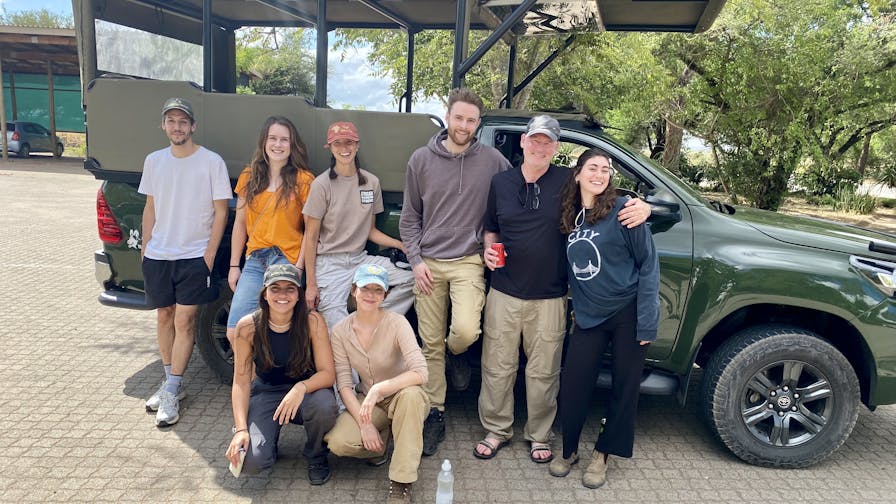 Marta Galofré de Alos: A group pose in front of a vehicle at Moholoholo