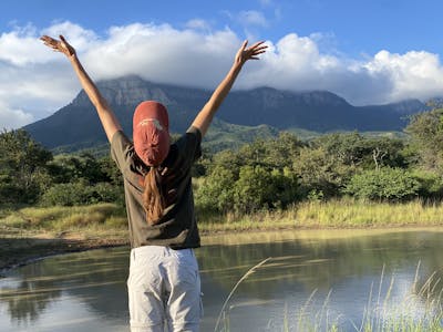 Marta Galofré de Alos: A girl cheers in front of a beautiful landscape at Moholoholo