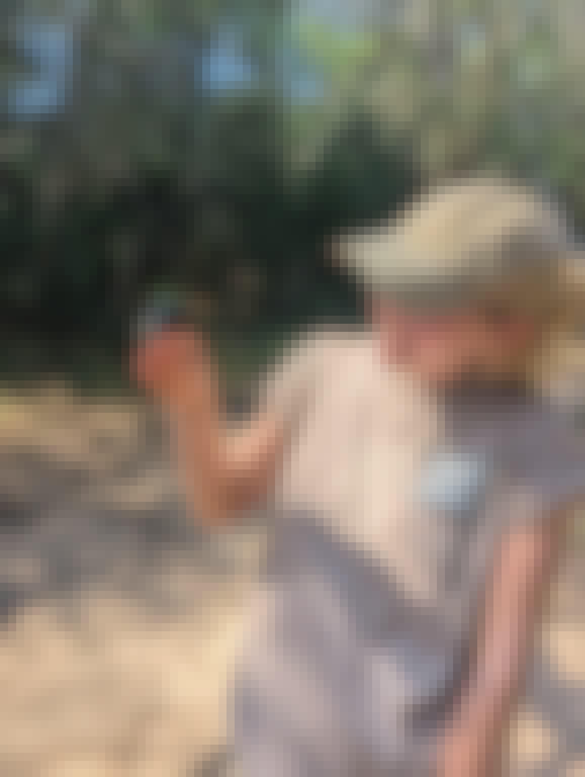 Nathalie Neumann: Female volunteer holding a bird