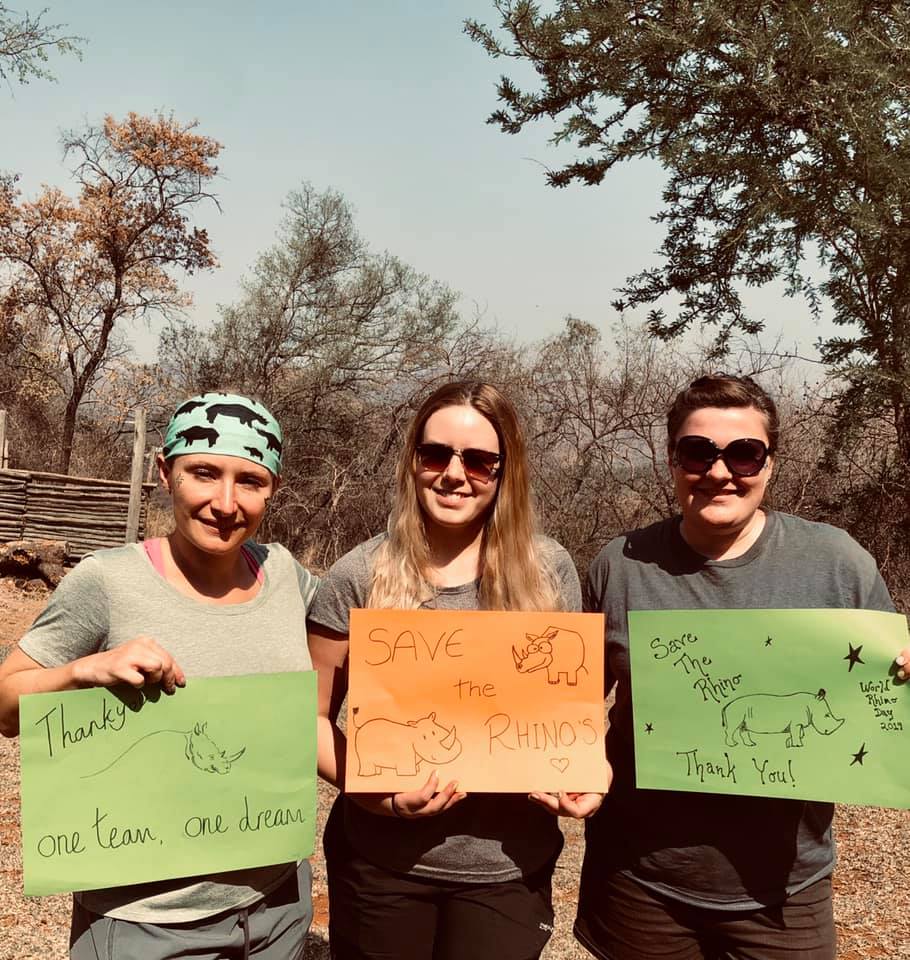 Stephanie Wallace: group photo holding up thank you cards