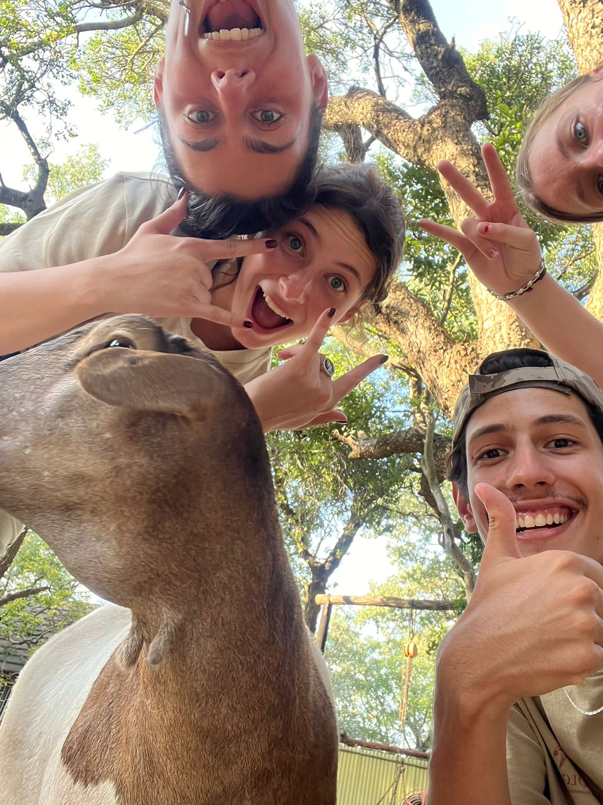 João de Oliveira: group of volunteers posing with a goat