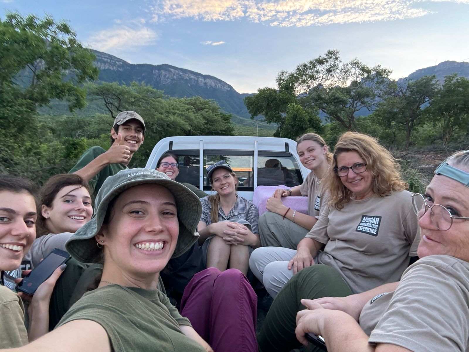 João de Oliveira: group of volunteers posing in the back of a truck 