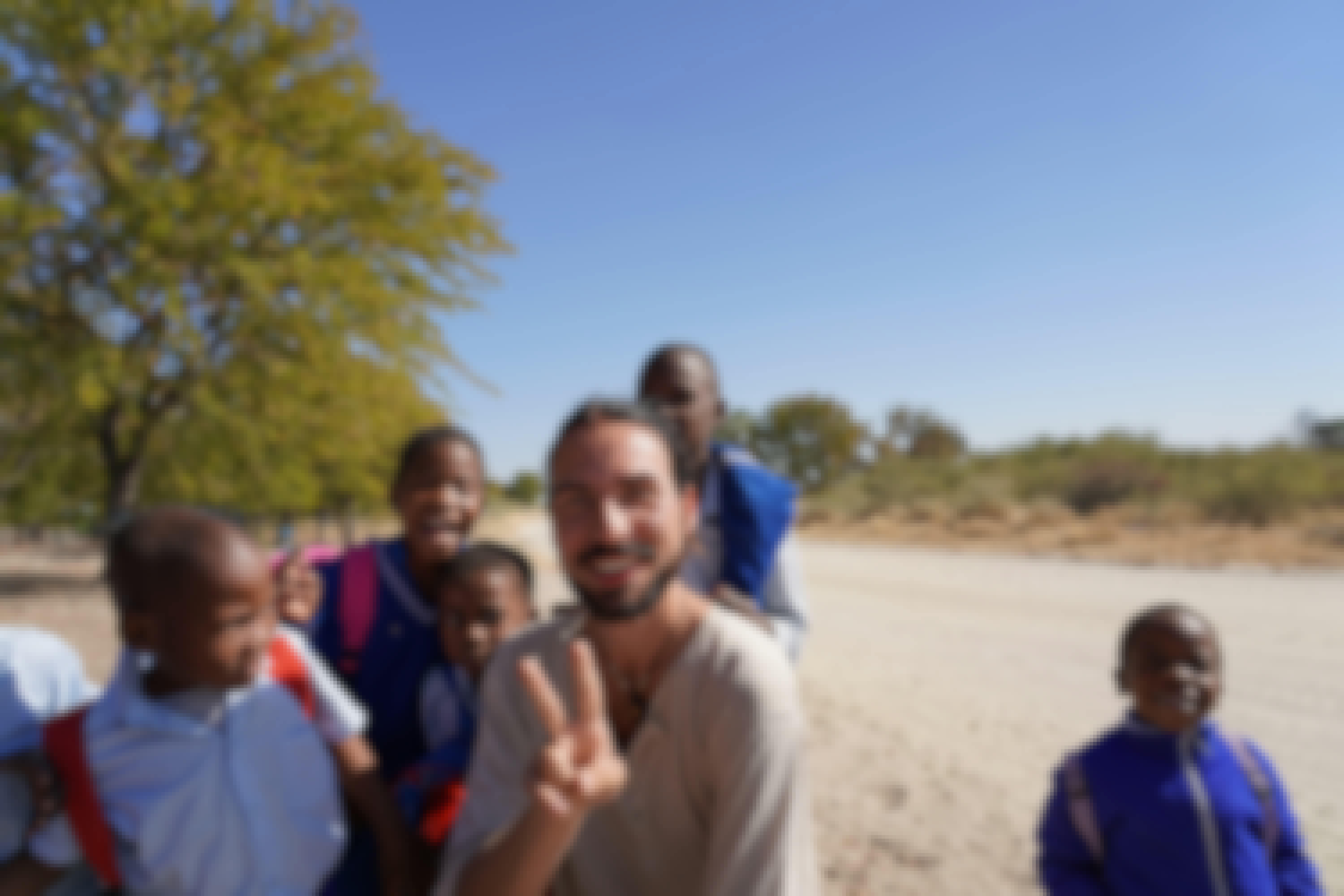 Rino Eliassen: group photo with the local community 