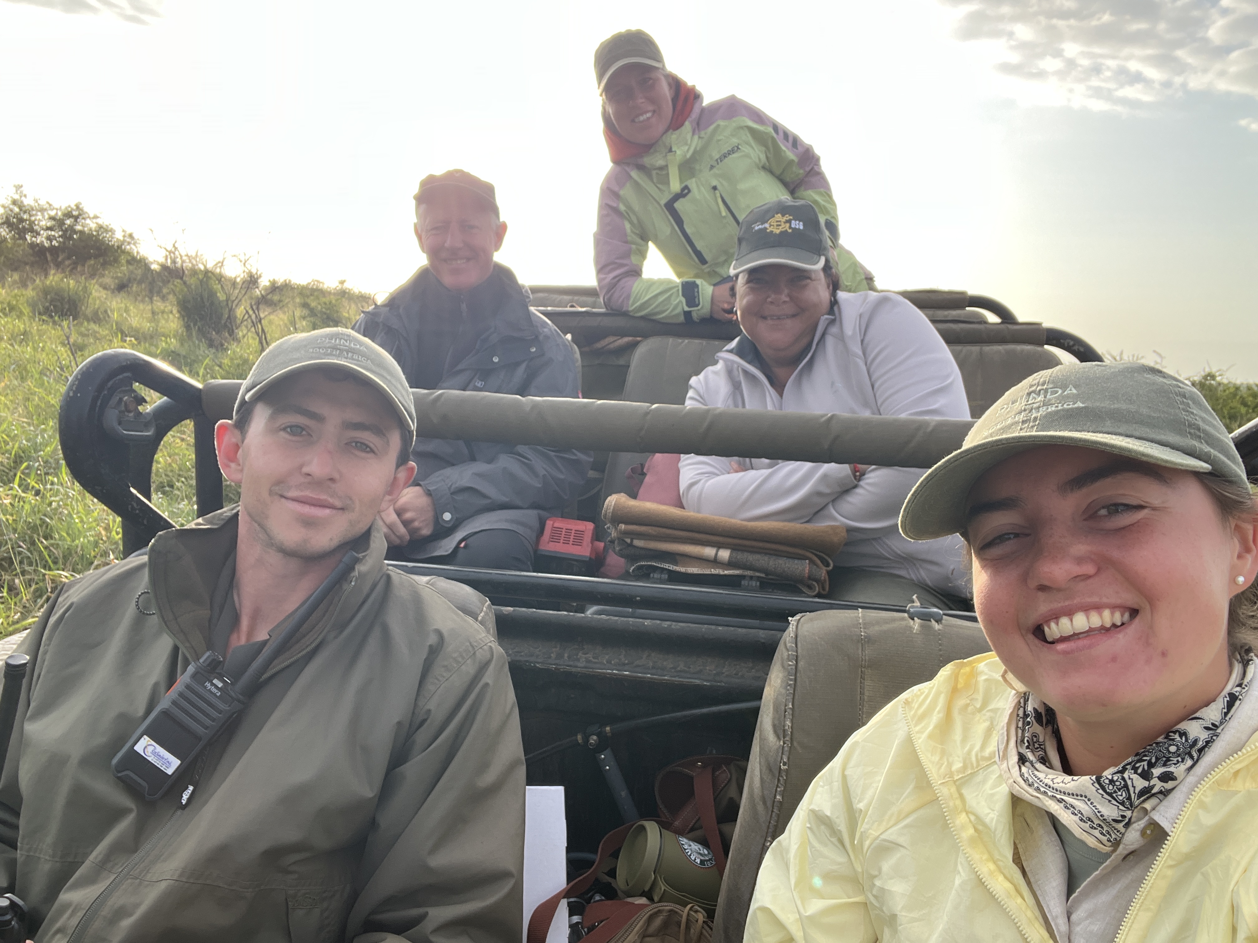 Isabella Drenthen: a group of volunteers posing in a research vehicle
