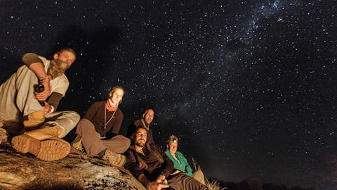 Conservation courses - Conservation courses - Group of volunteers looking up to the stars