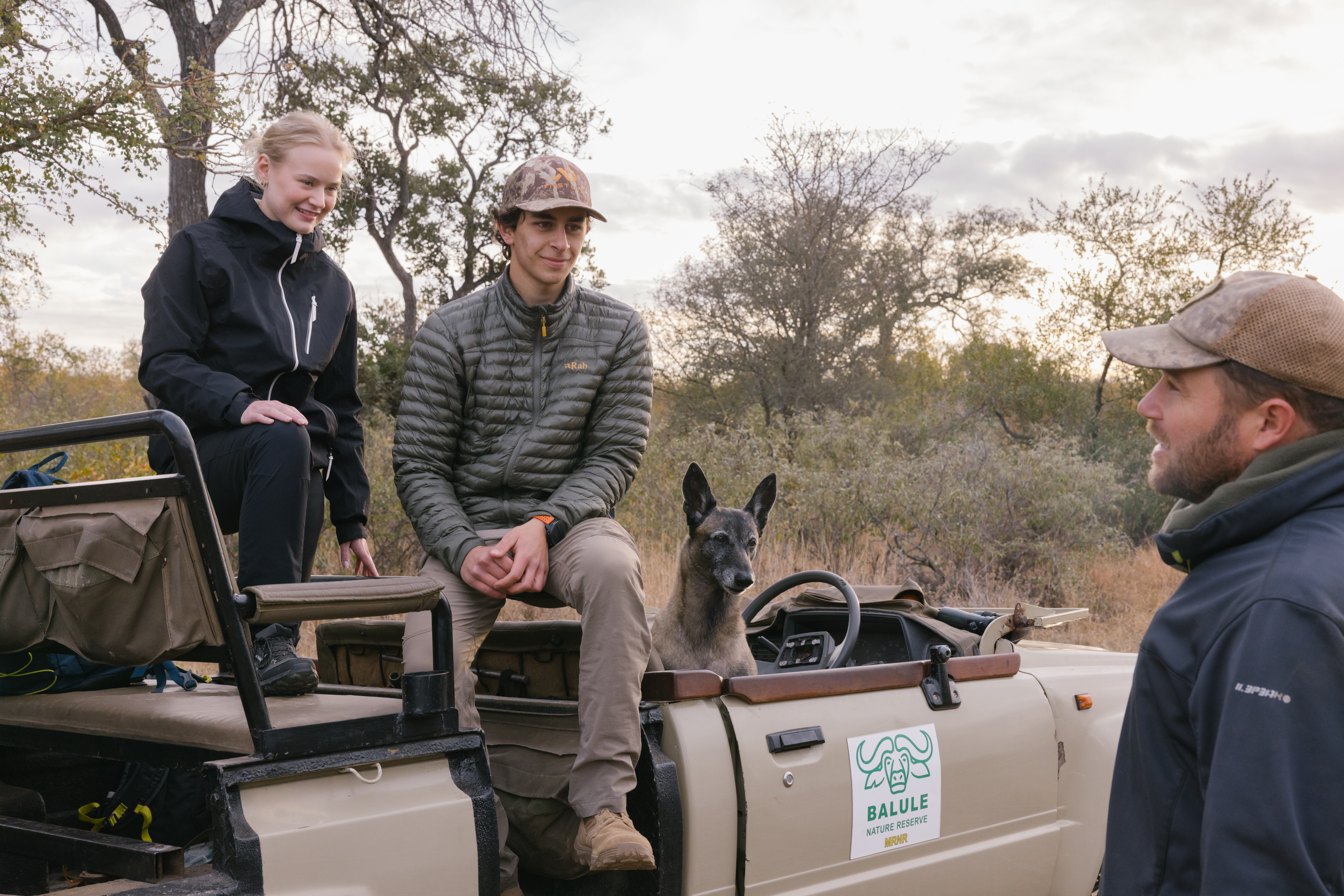 African wild dog conservation volunteer - African Wild dog experiences - Volunteers smiling and talking with thier guide