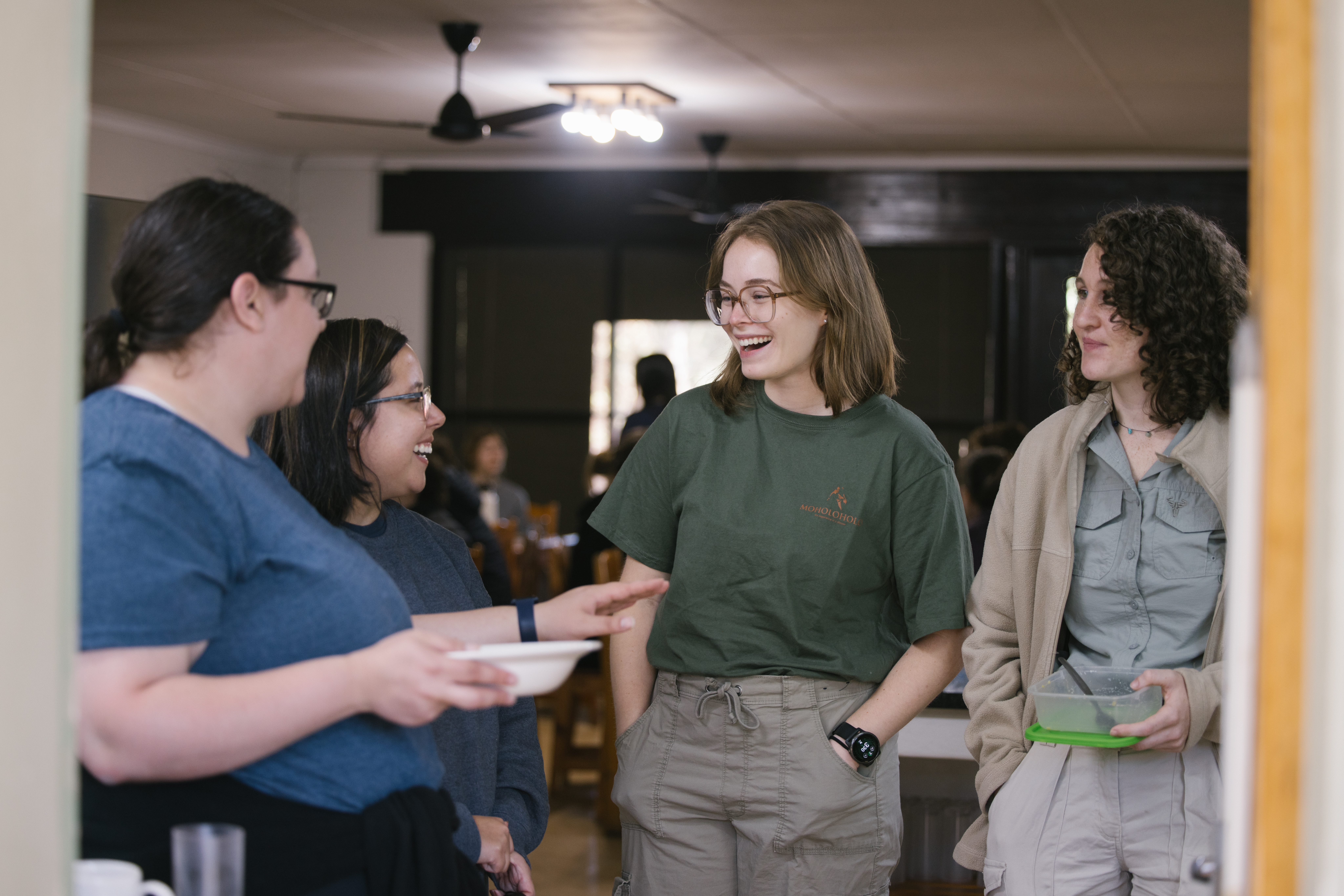 Volunteer Abroad - Volunteering Experiences - volunteers socialising at Moholoholo