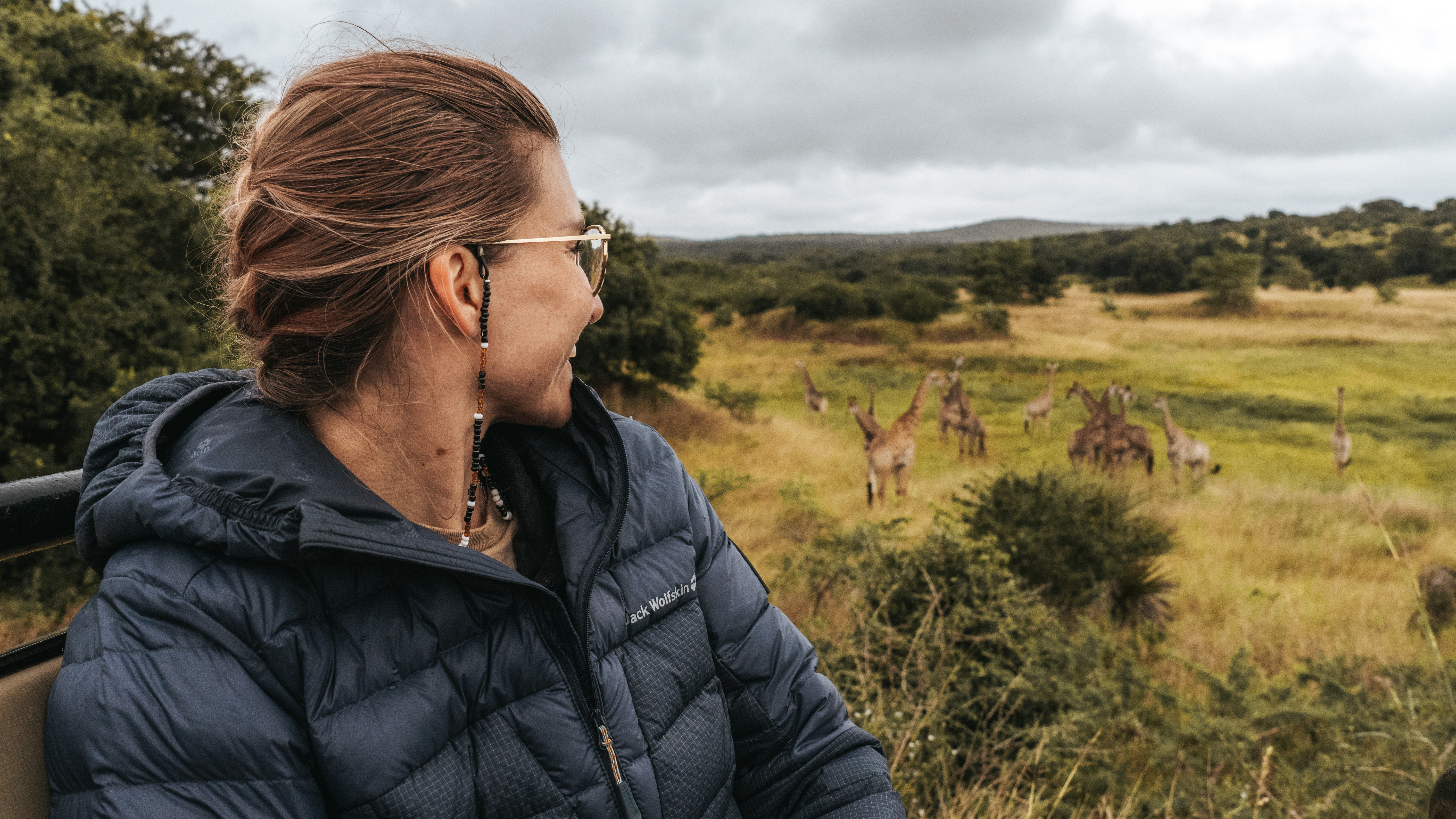 Volunteer Abroad - Volunteering Experiences - volunteer looking at giraffe