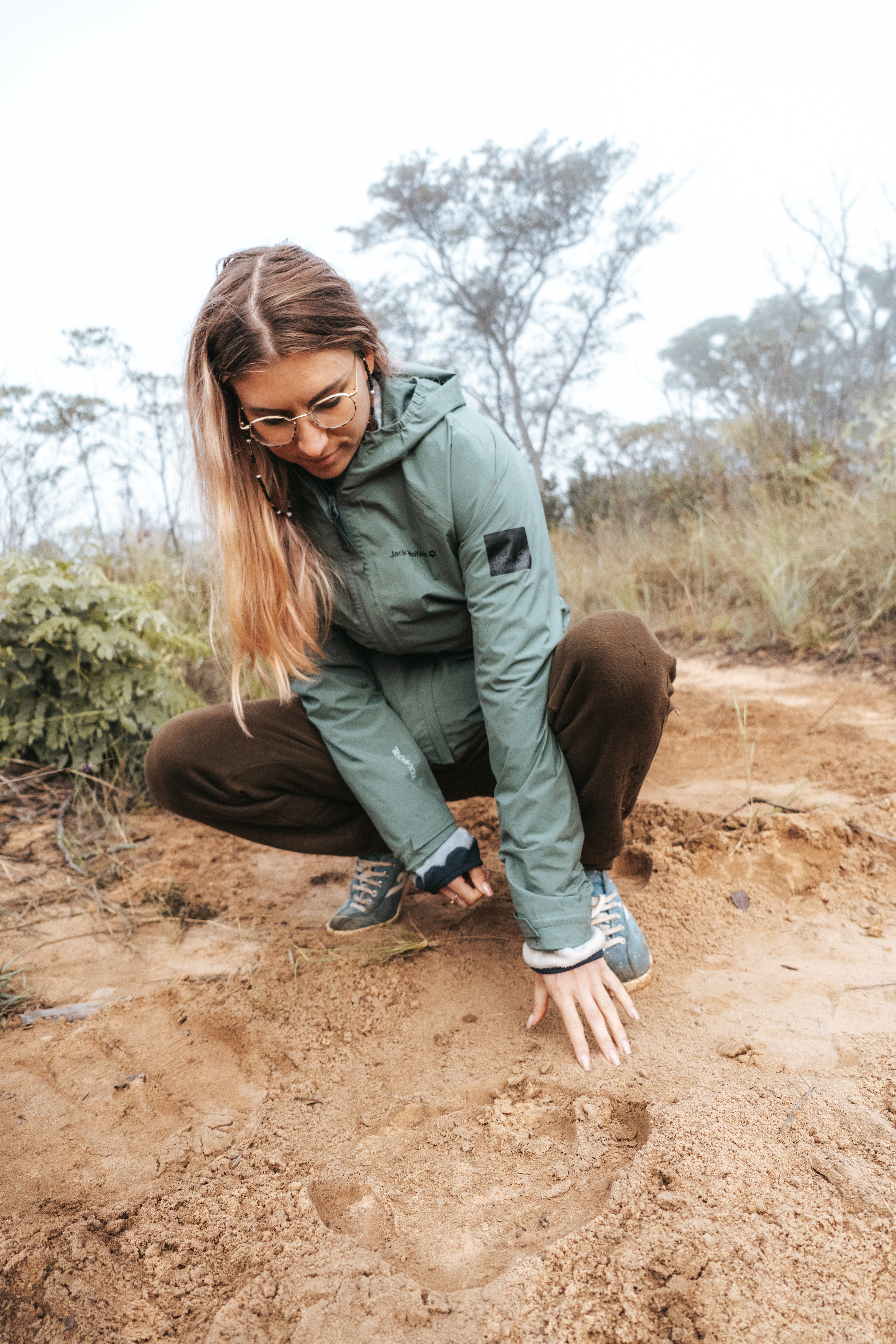 Rhino conservation volunteer - Rhino conservation experiences - Volunteer identifying a rhino track