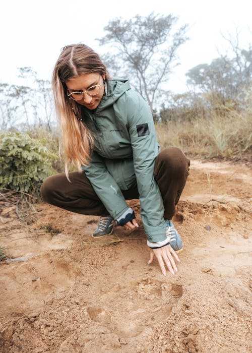 Rhino conservation volunteer - Rhino conservation experiences - Volunteer identifying a rhino track