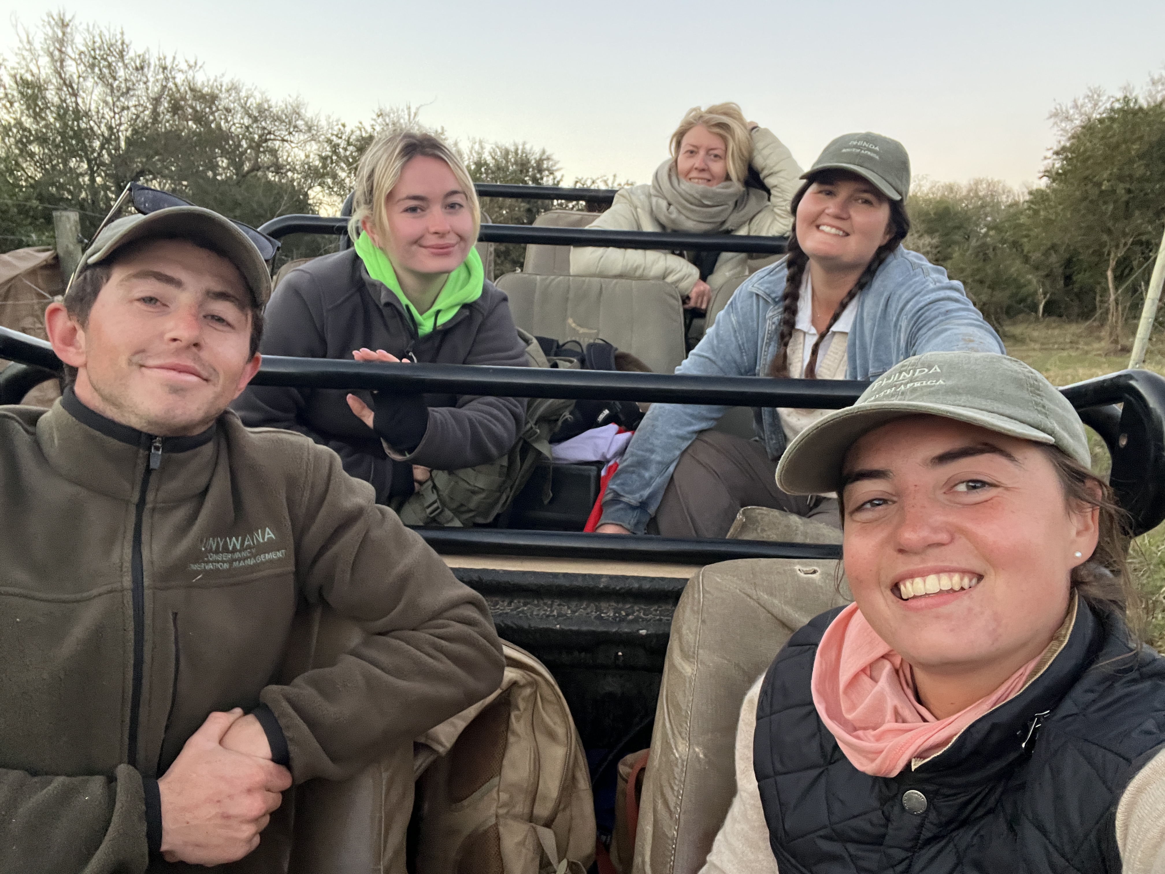 Isabella Drenthen - group of volunteers posing in a vehicle 