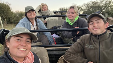 Isabella Drenthen - group of volunteers posing in a vehicle