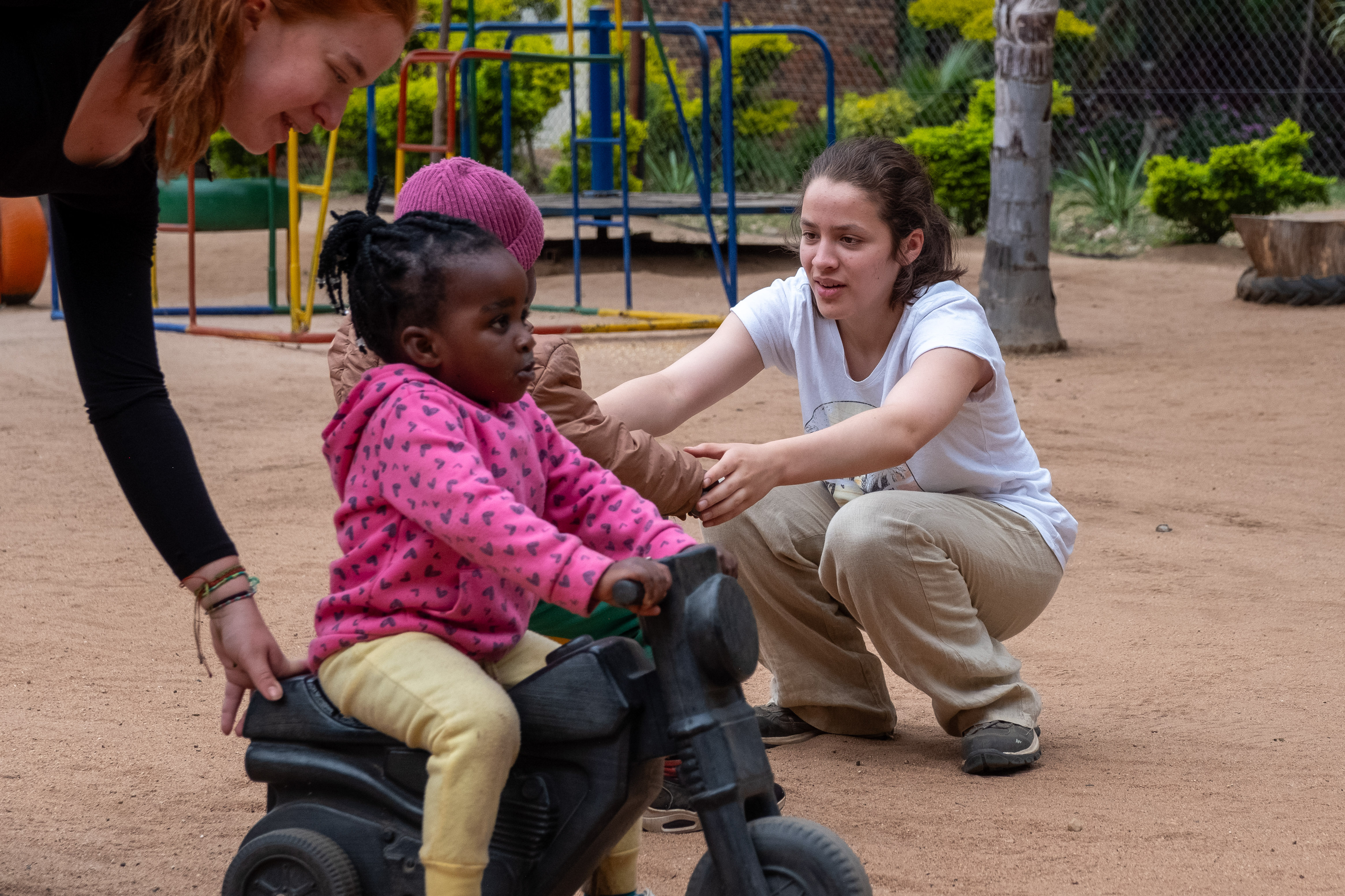 Albane Bossuyt: students interacting with local children at a community centre