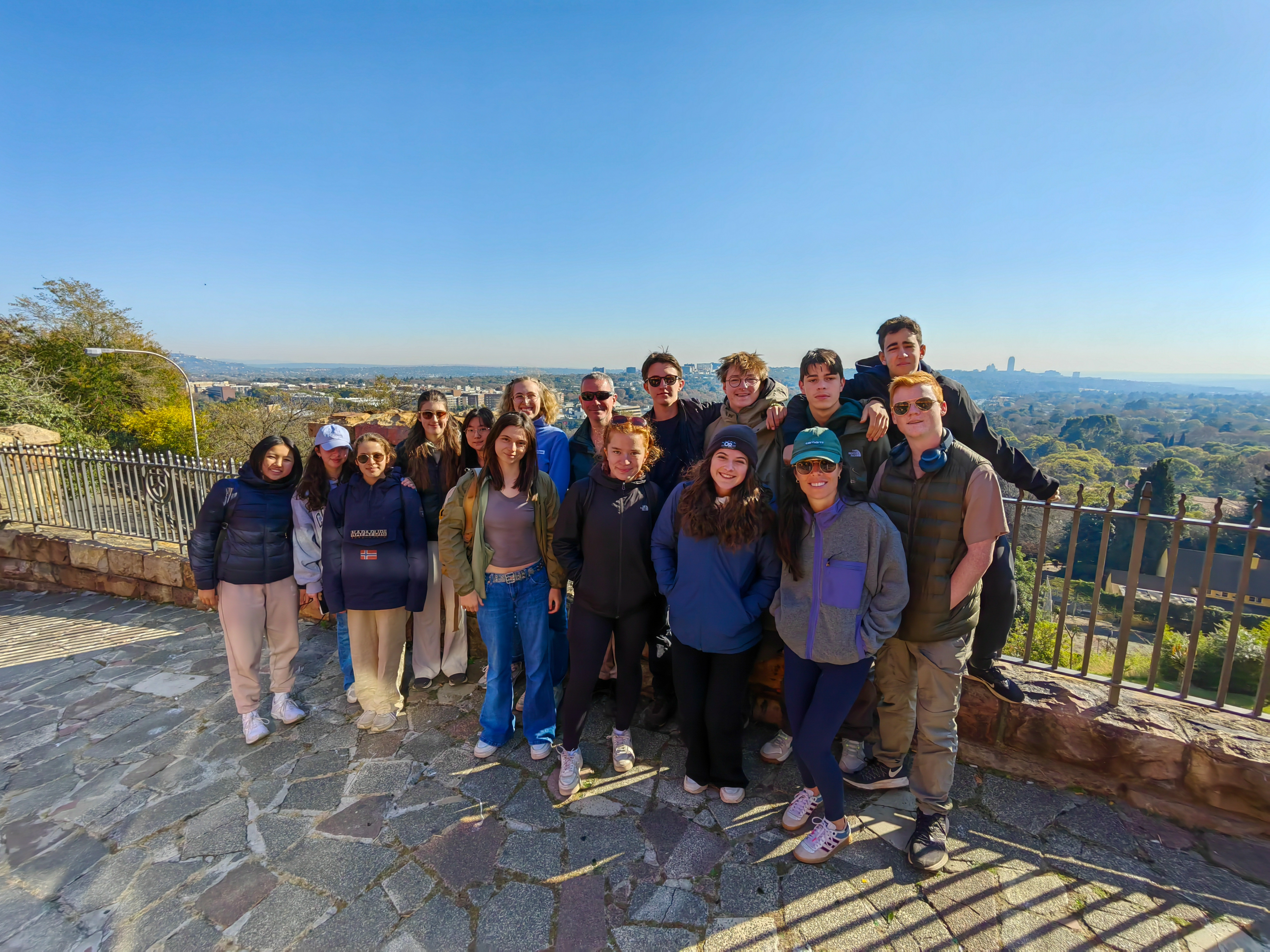 Albane Bossuyt: group of students posing for a photo in front of a viewpoint
