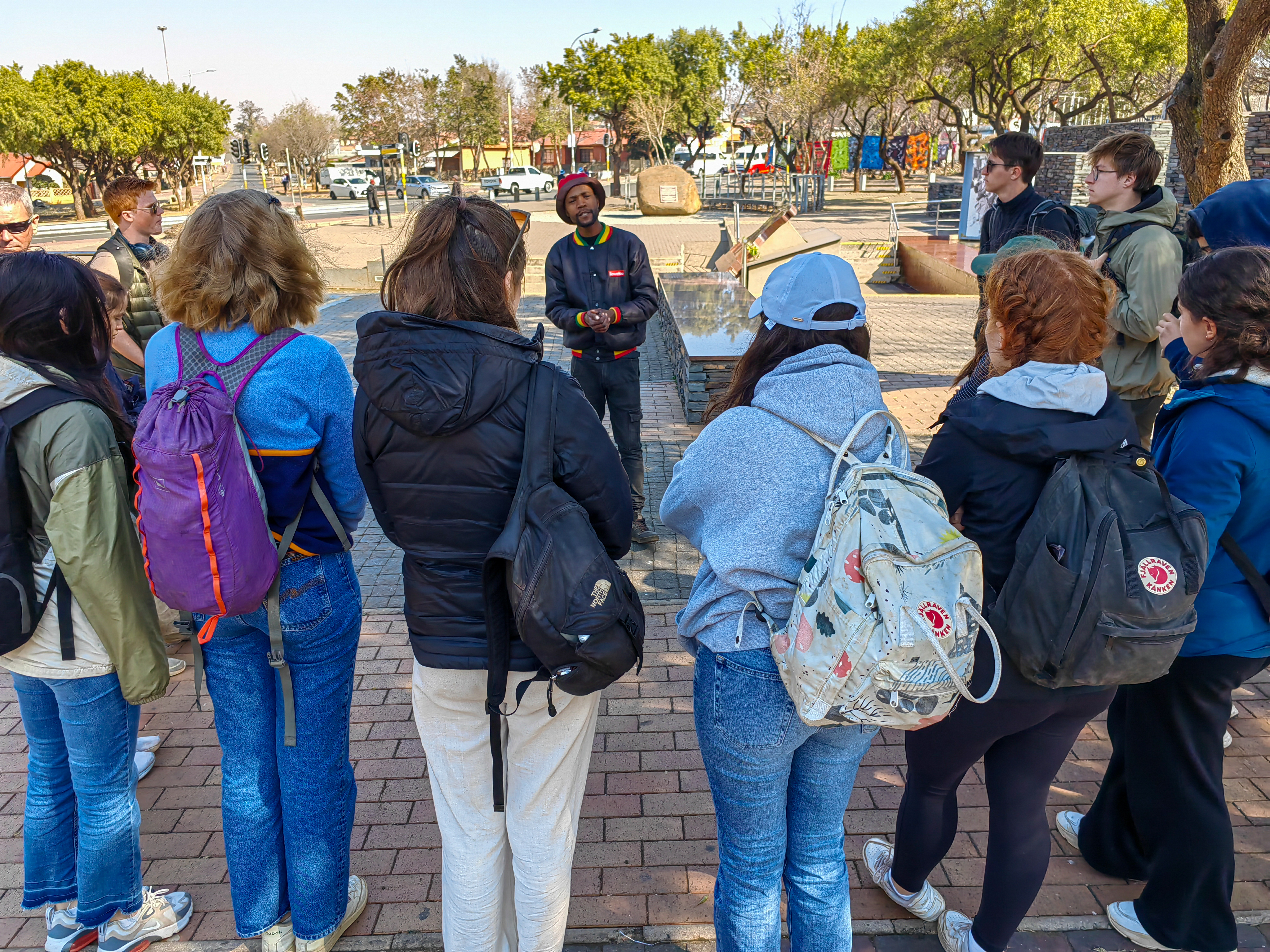 Albane Bossuyt: school group listening to their guide 