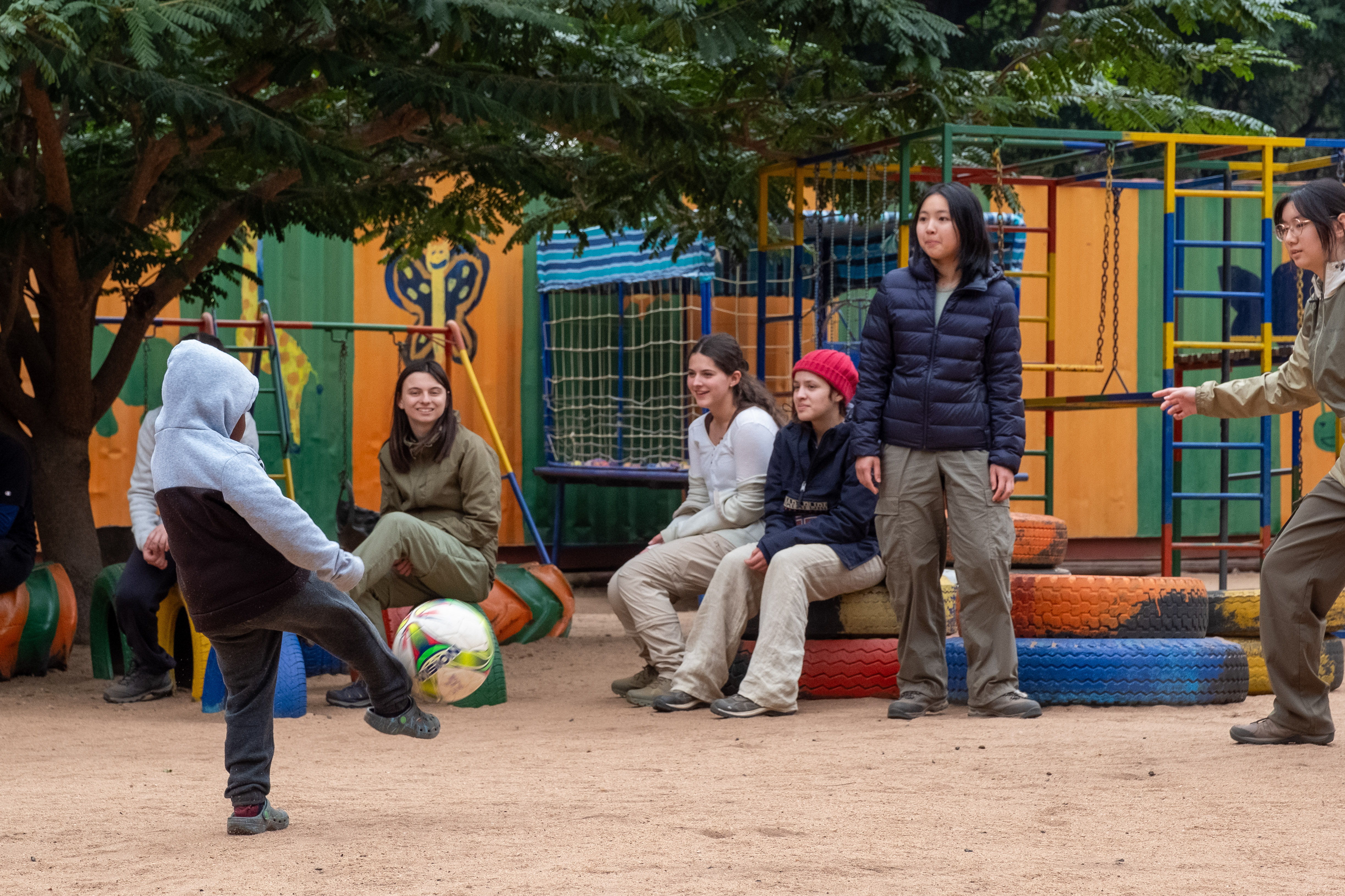 Albane Bossuyt: school group playing at the community centre