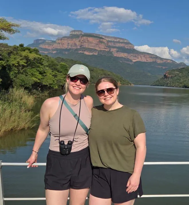 Katie Murray - Smiling with her sister in front of Bylde River Canyon