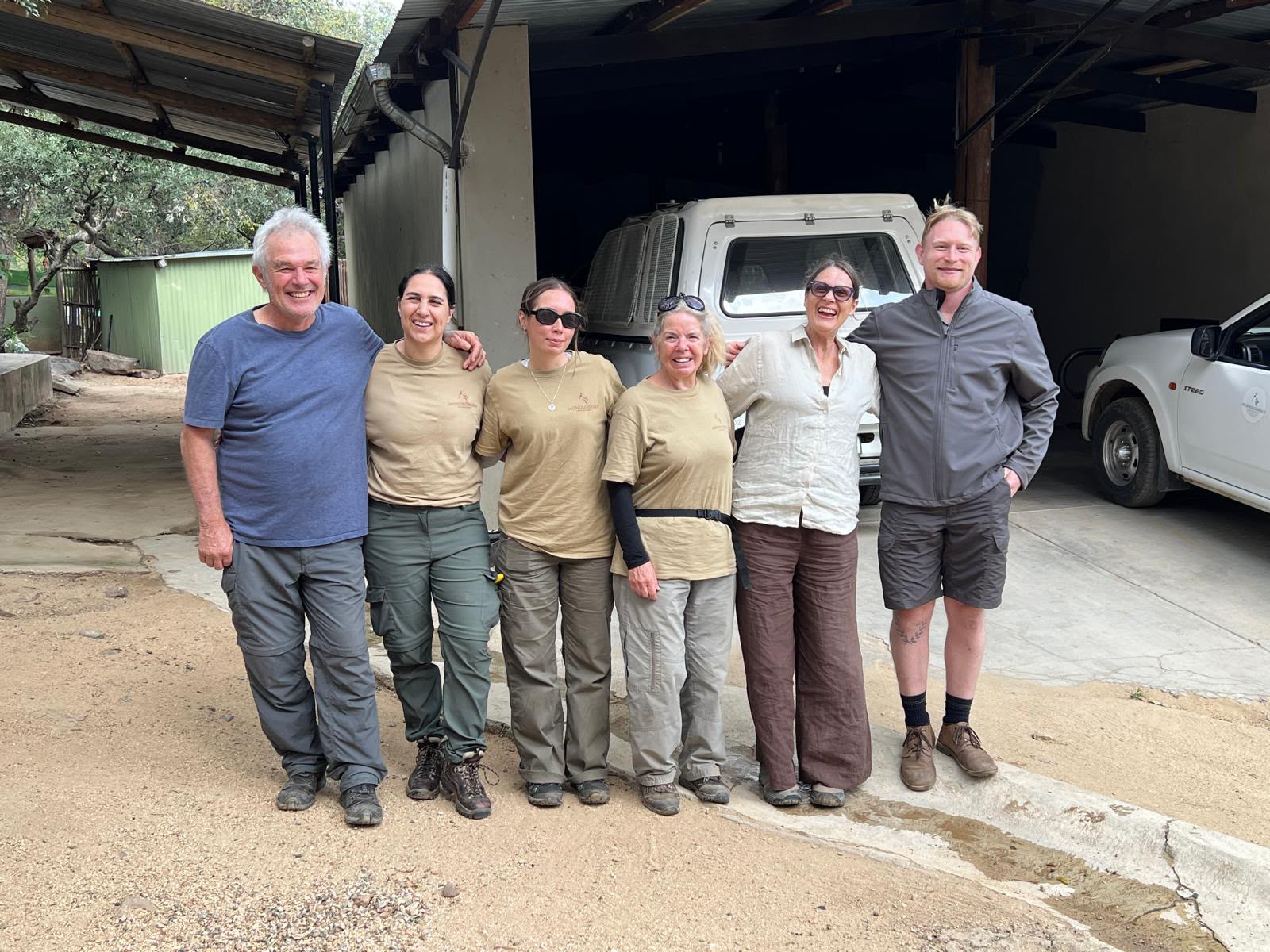 Natalie Gibbings - Group photo of volunteers and staff at Moholoholo
