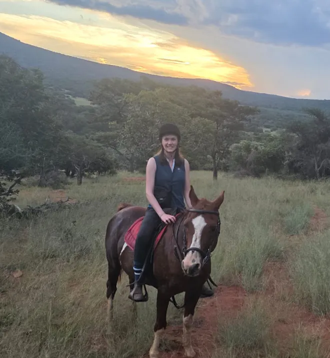 Aliénor de Boucaud: volunteer riding a horse in the bush